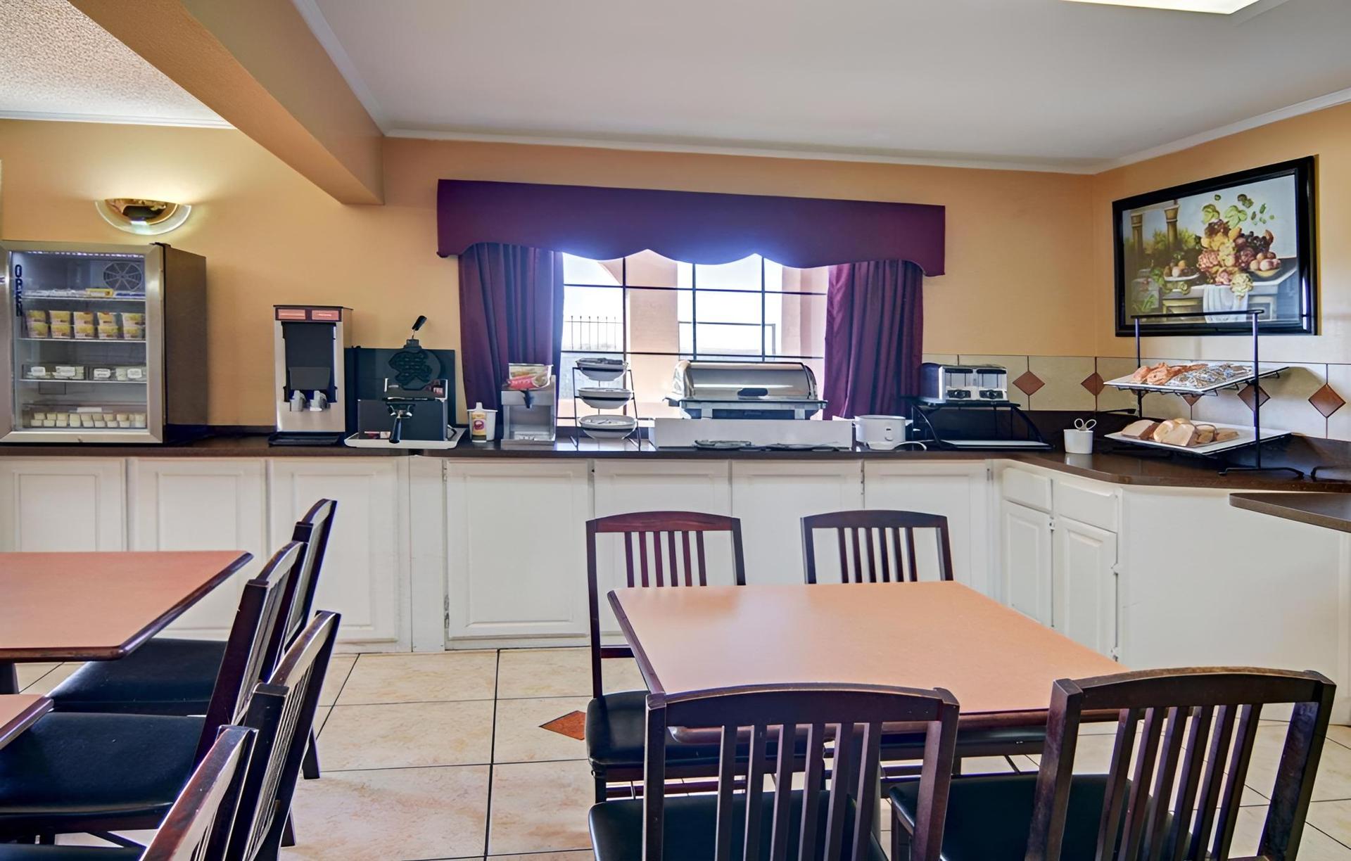 Econo Lodge Decatur photo 13