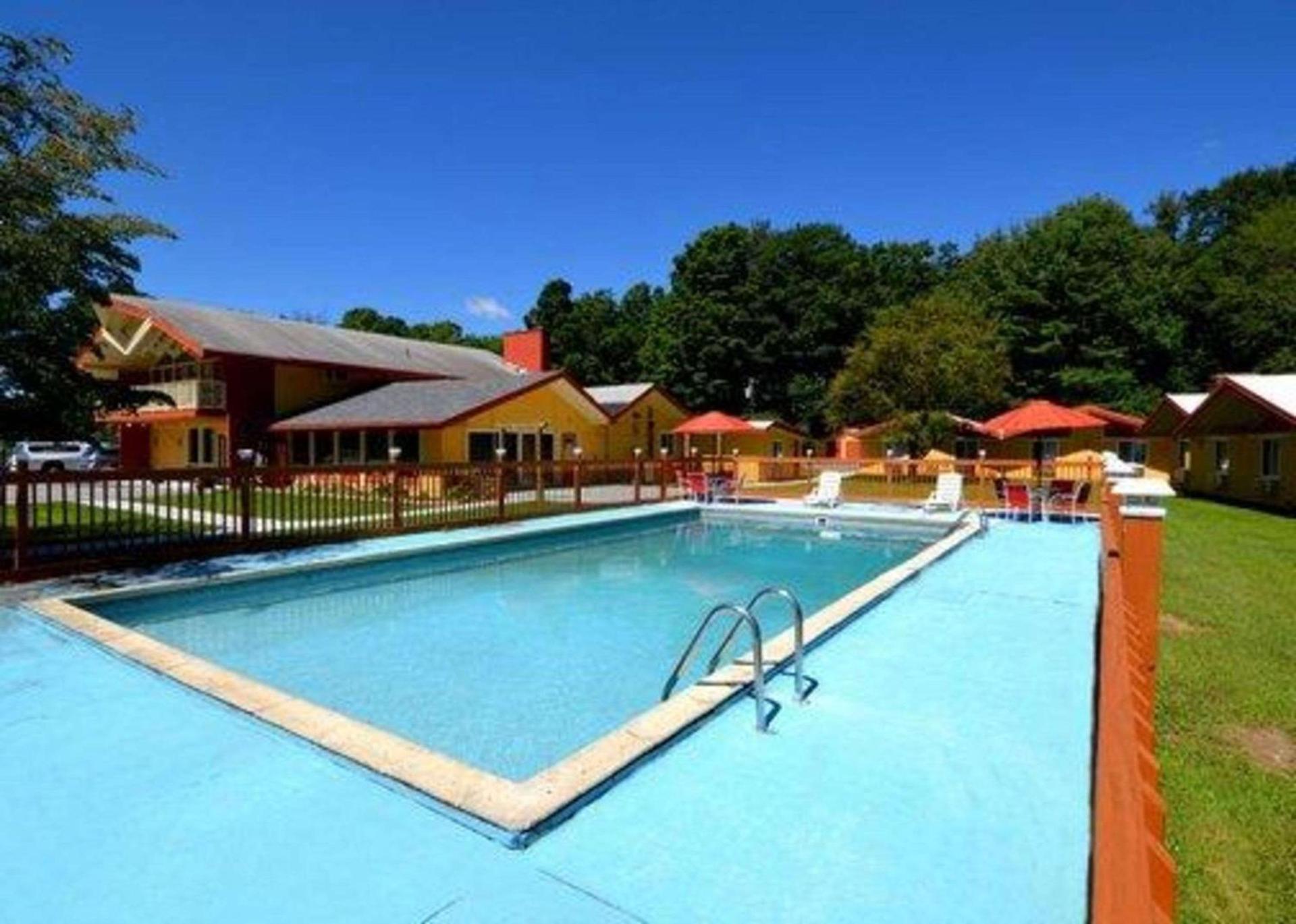 Econo Lodge Manchester Center photo 7