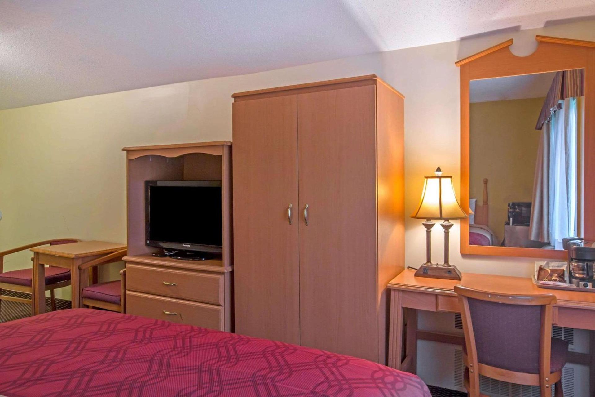 Econo Lodge Manchester Center photo 9