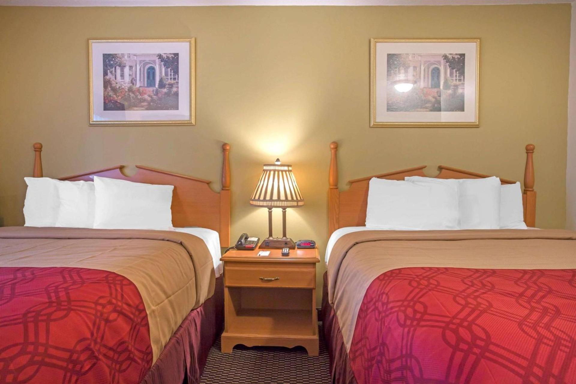 Econo Lodge Manchester Center photo 11