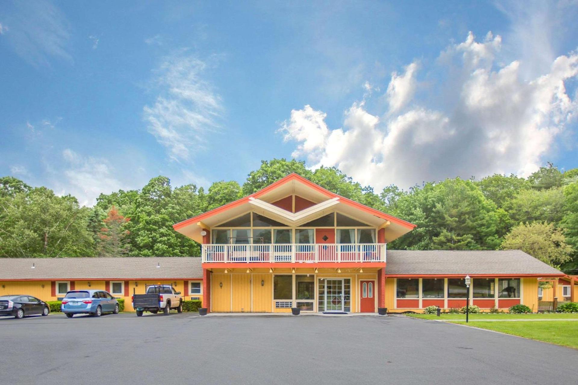 Econo Lodge Manchester Center photo 2