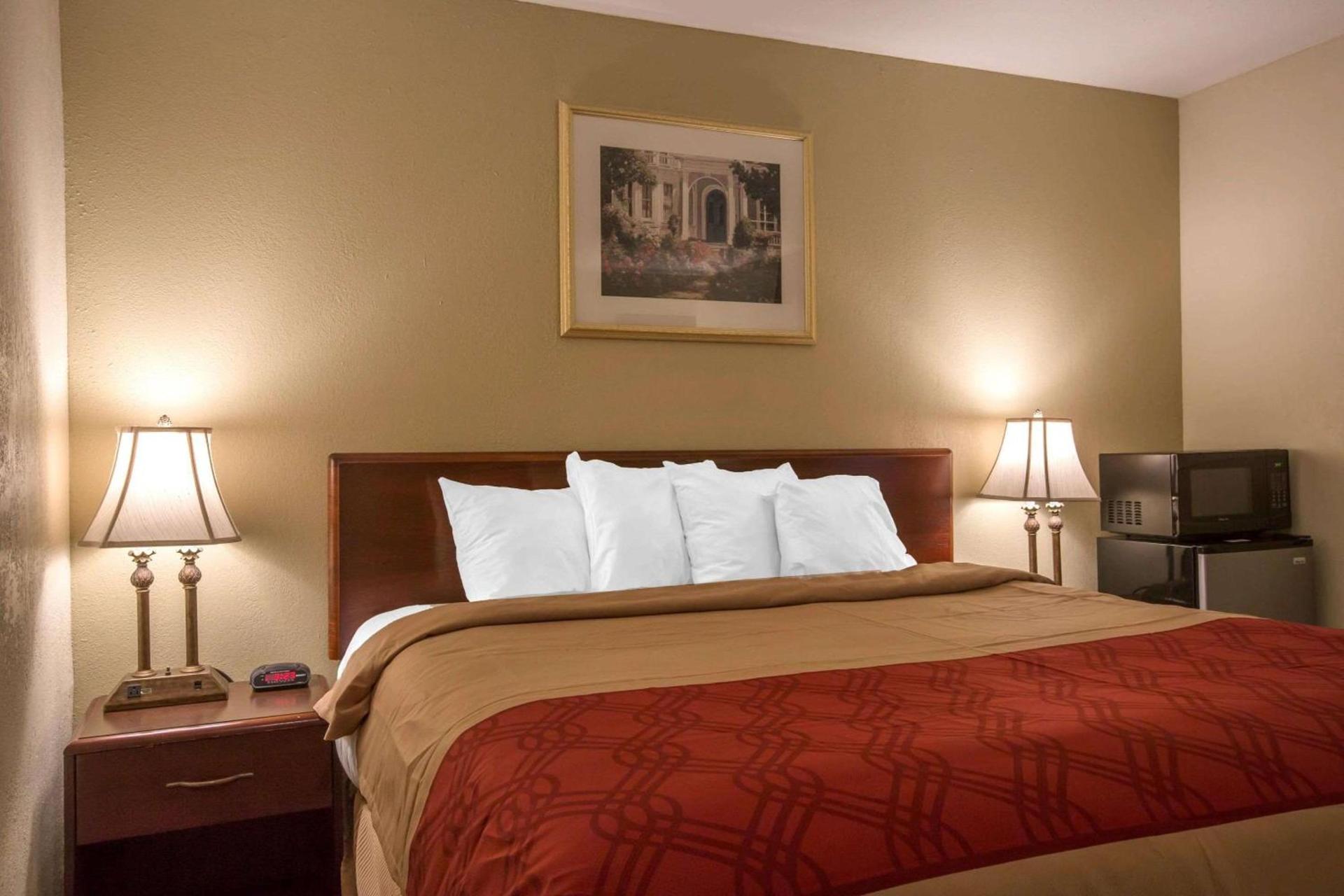 Econo Lodge Manchester Center photo 12