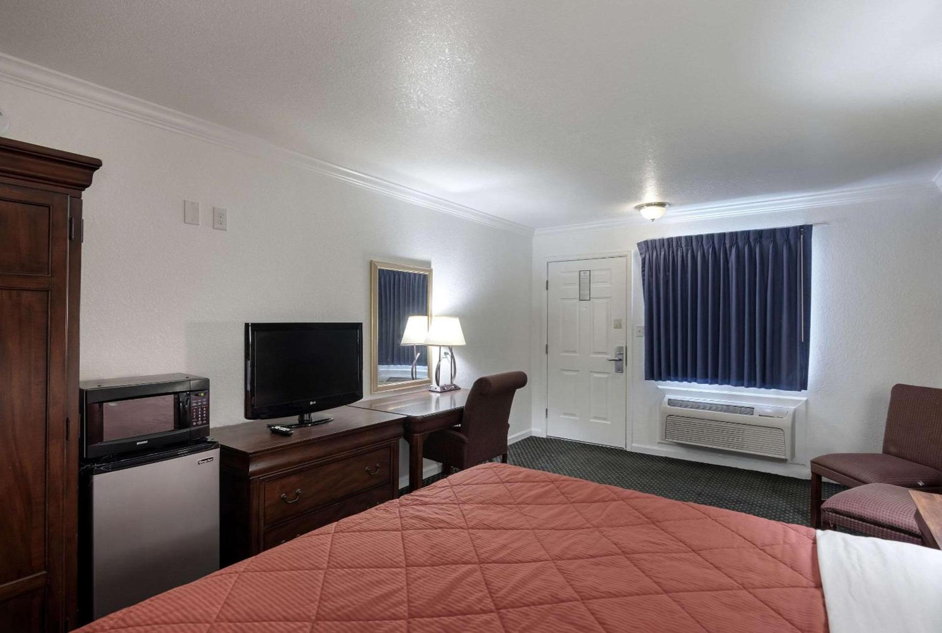 1st Interstate Inn photo 24