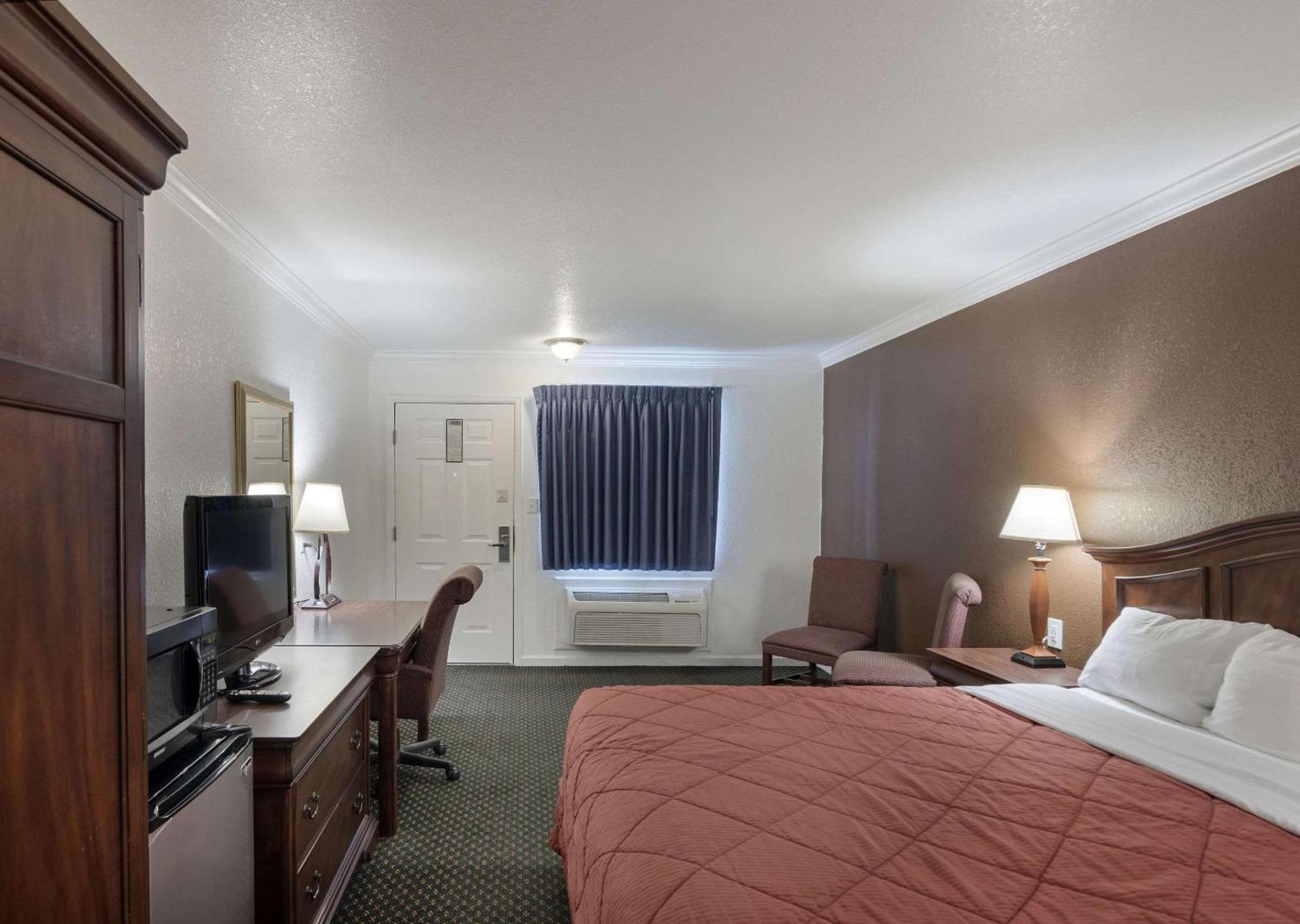 1st Interstate Inn photo 9