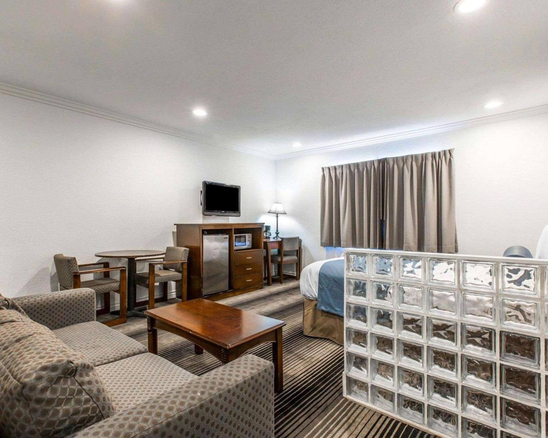 Rodeway Inn & Suites Pacific Coast Highway photo 18
