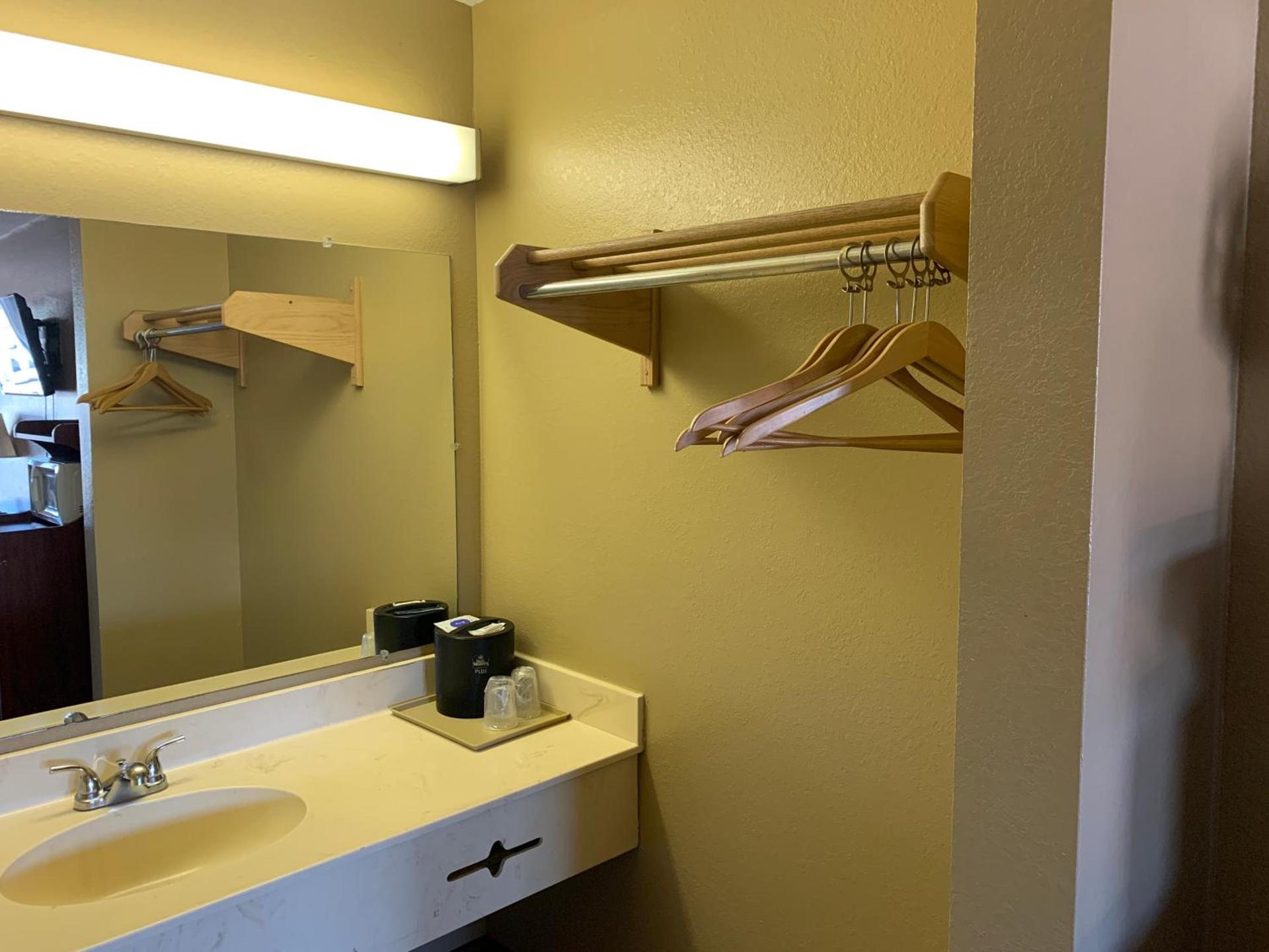 Budget Inn Beebe photo 12