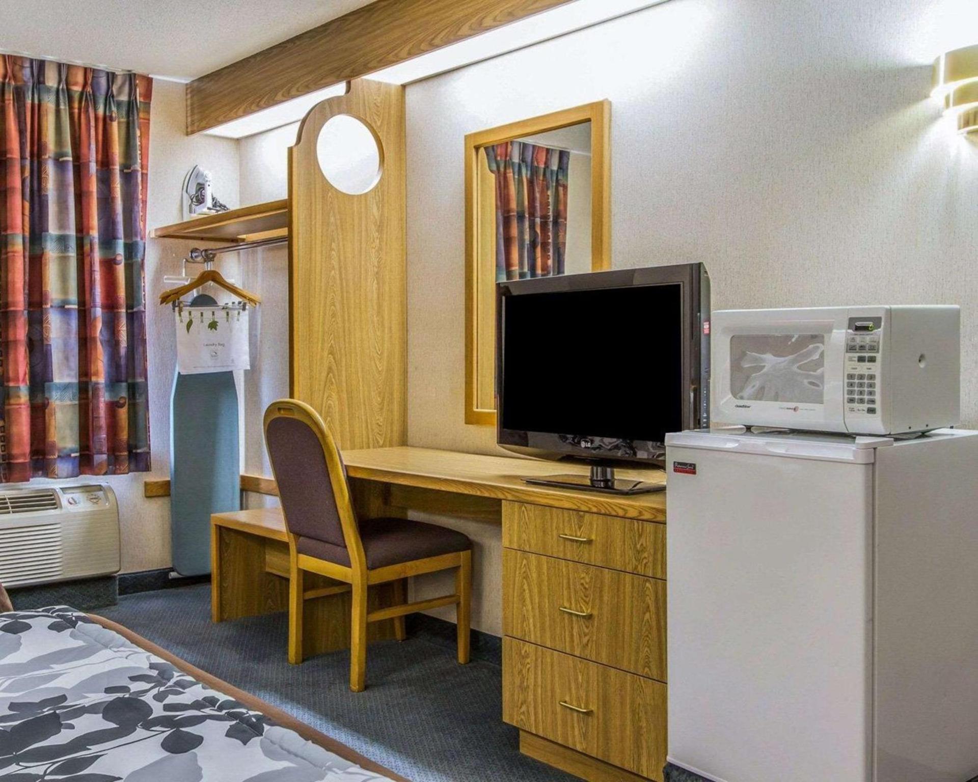 Rodeway Inn photo 14