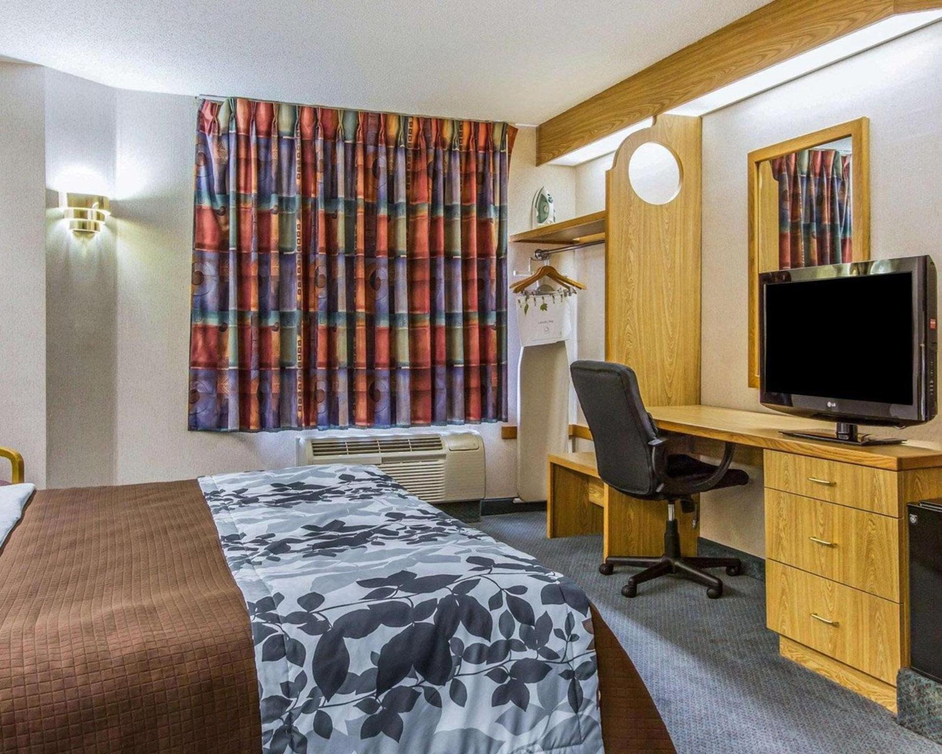 Rodeway Inn photo 12