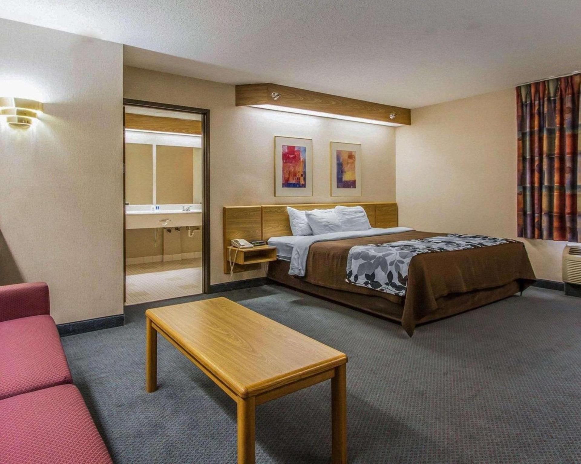 Rodeway Inn photo 10