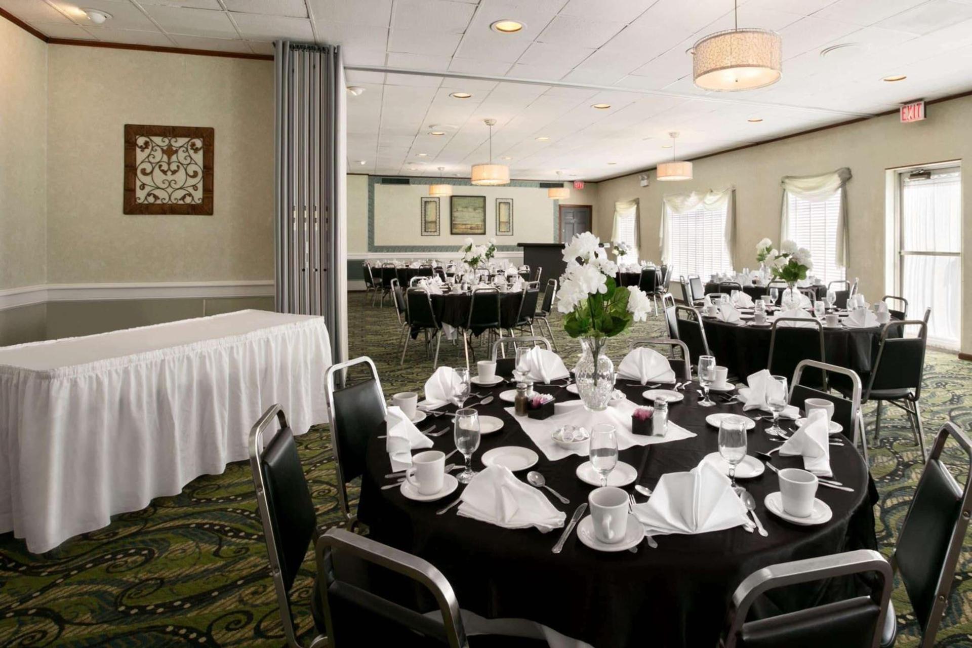 Ramada by Wyndham Washington photo 12