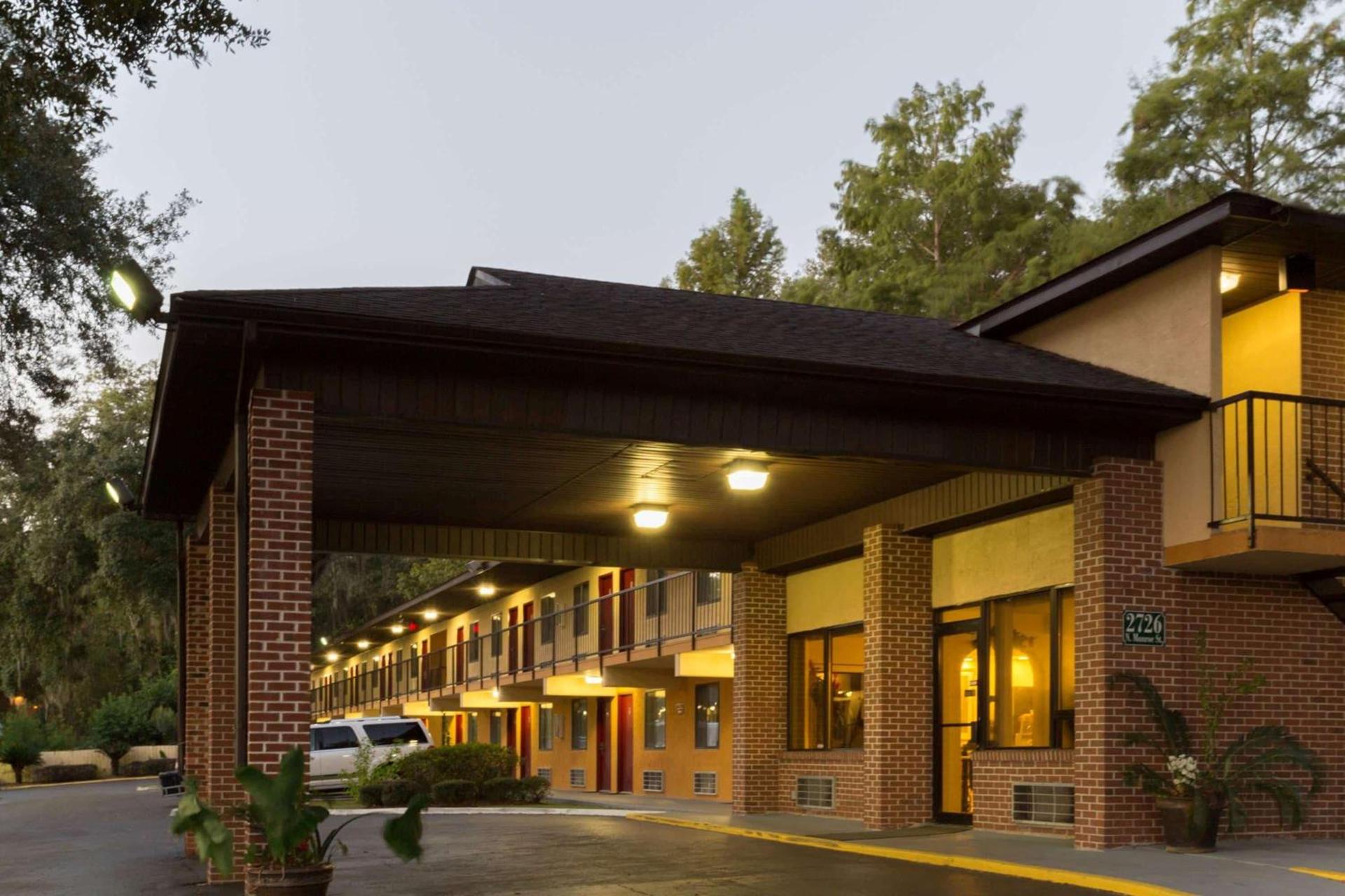 Howard Johnson by Wyndham Tallahassee photo 2