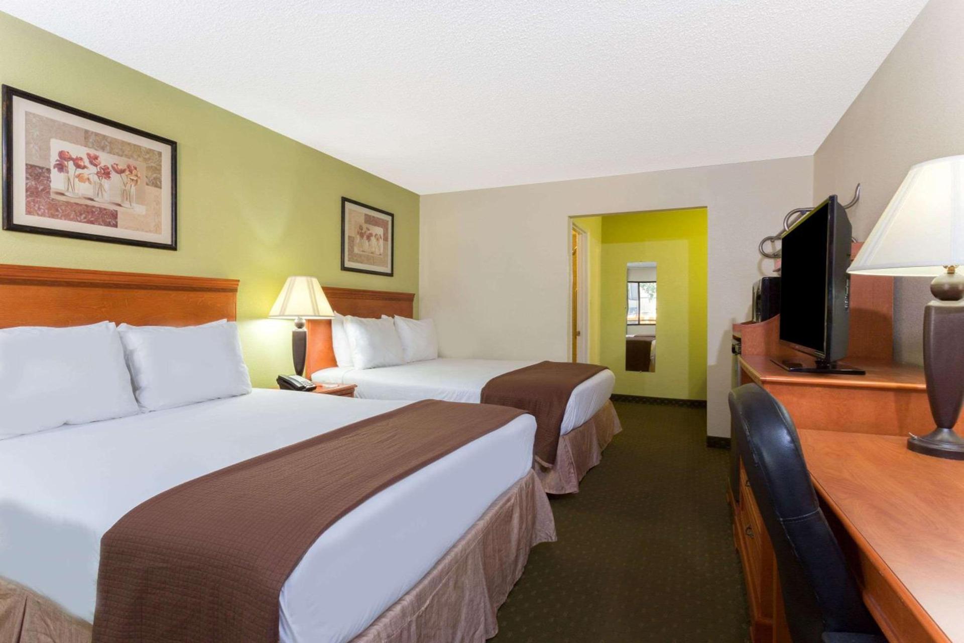 Howard Johnson by Wyndham Tallahassee photo 8