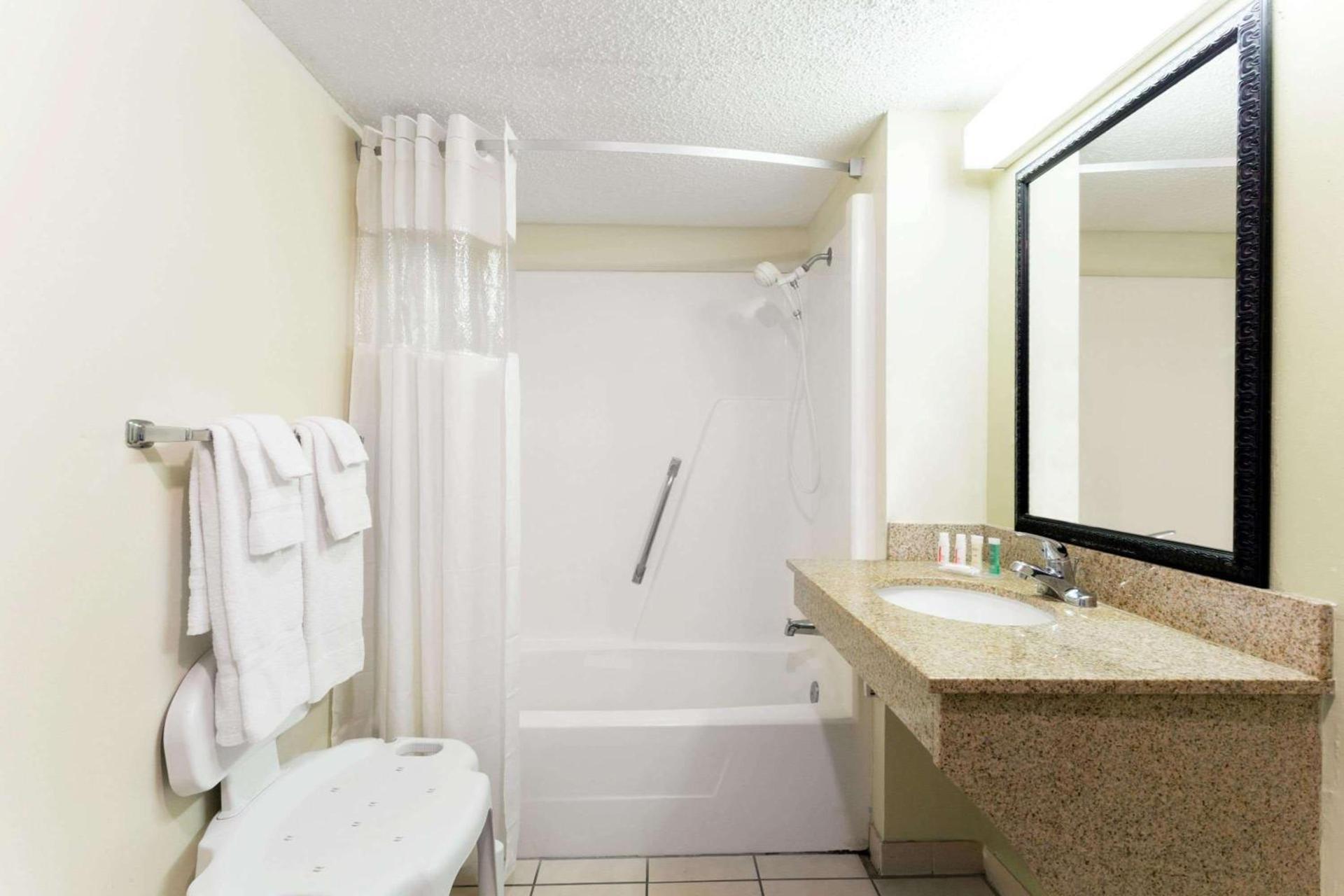Howard Johnson by Wyndham Tallahassee photo 17