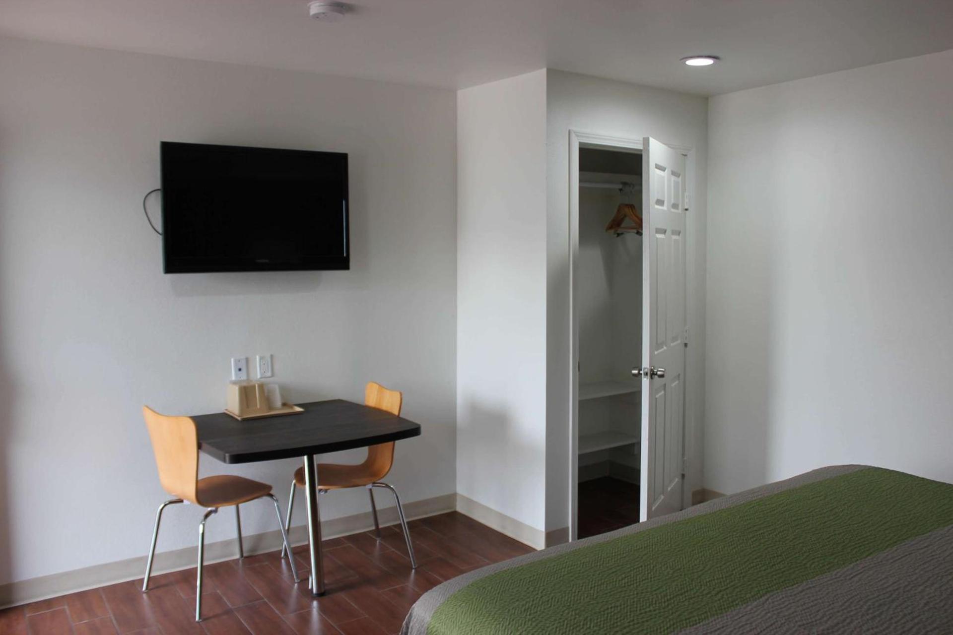 Studio 6-Houston, TX - East photo 32