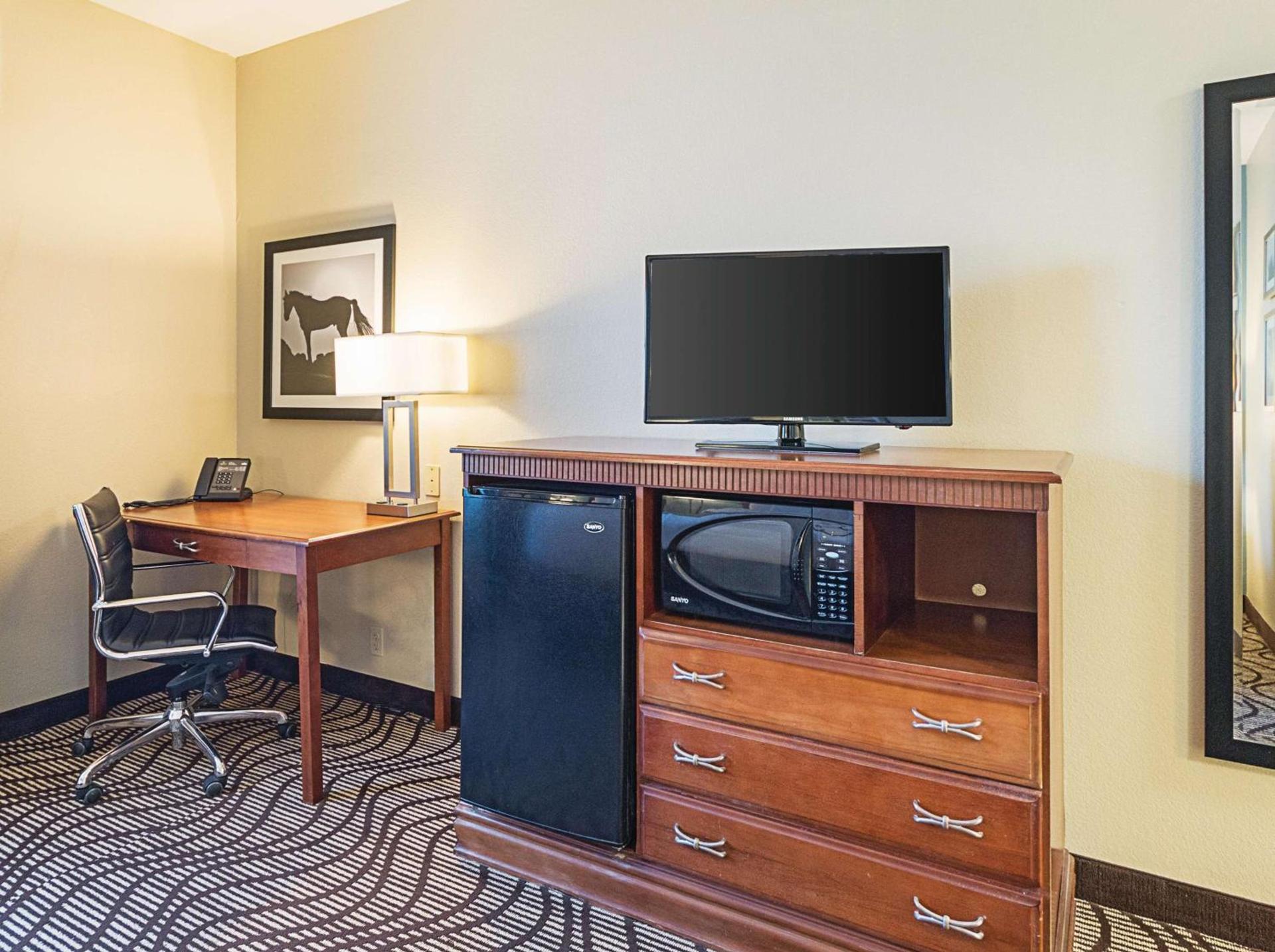 La Quinta by Wyndham Mathis photo 7