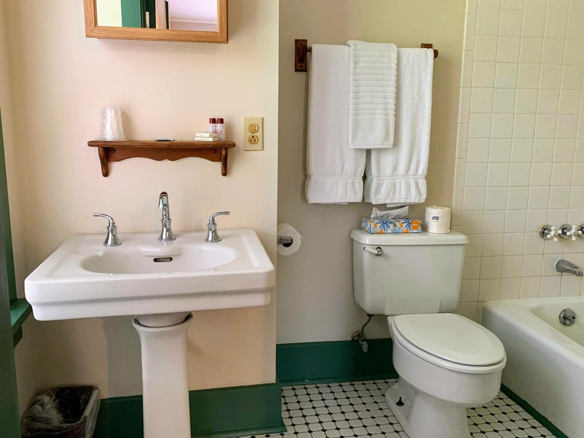 Gordon Beach Inn photo 26