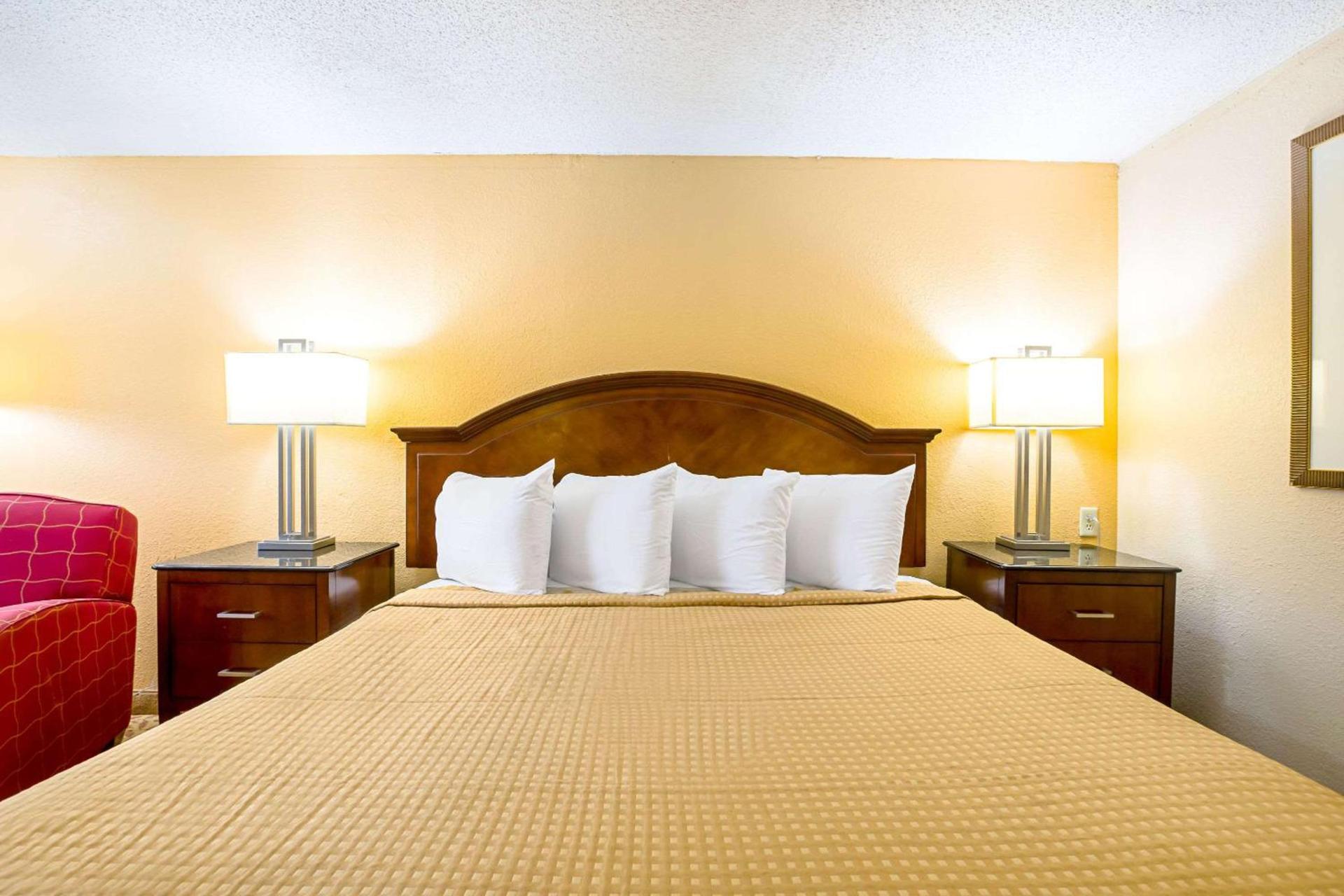 Rodeway Inn Metro Airport photo 8