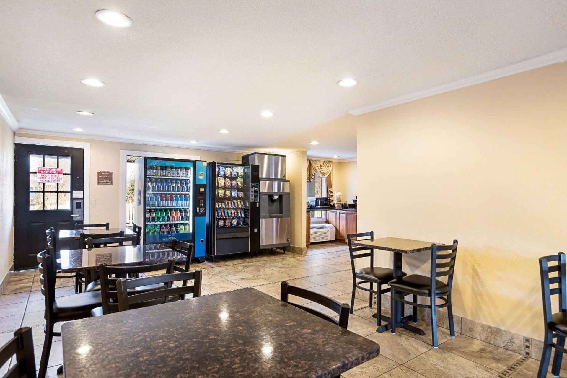 Rodeway Inn Metro Airport photo 6