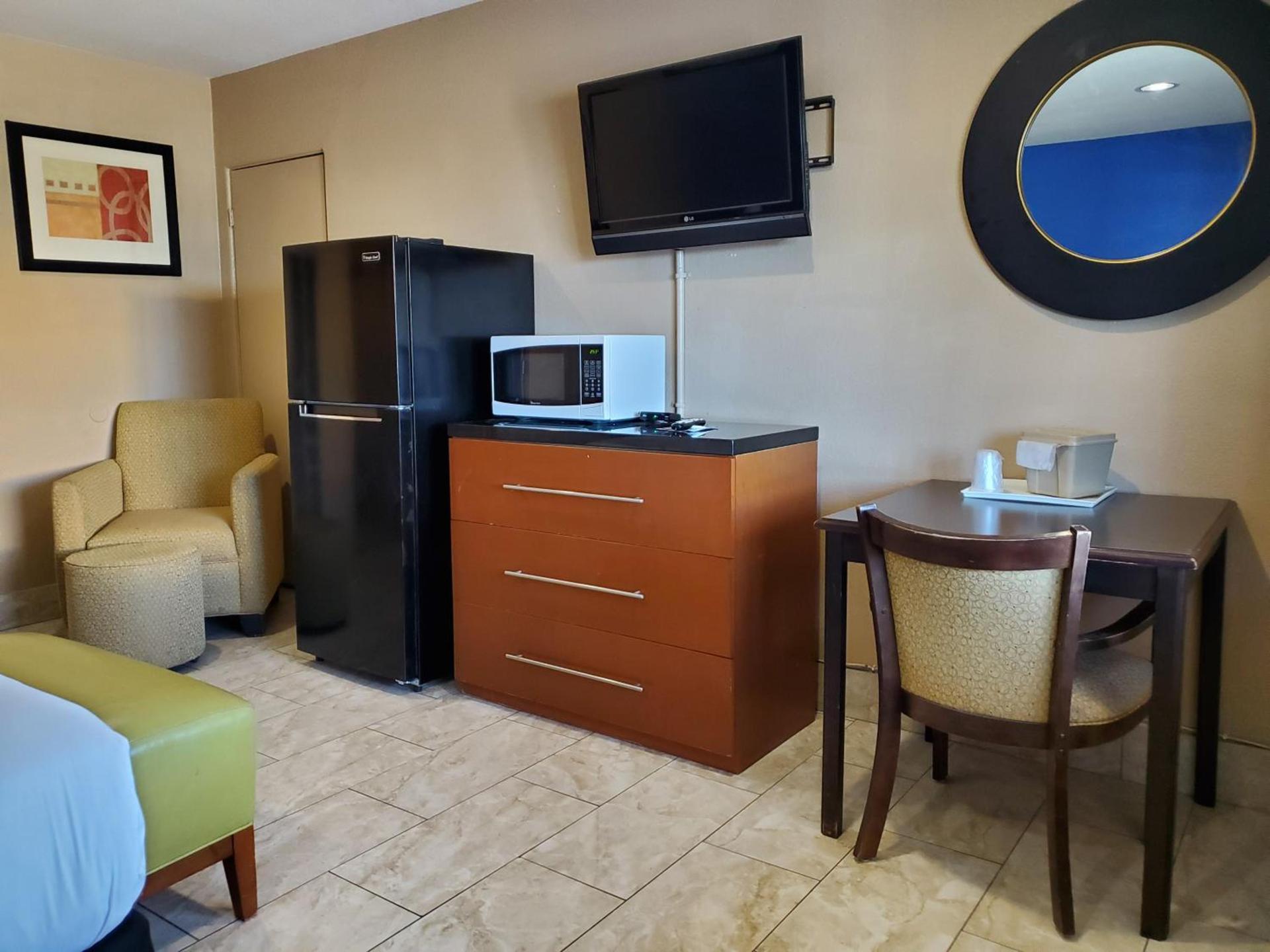 PineCrest Inn & Suites photo 8