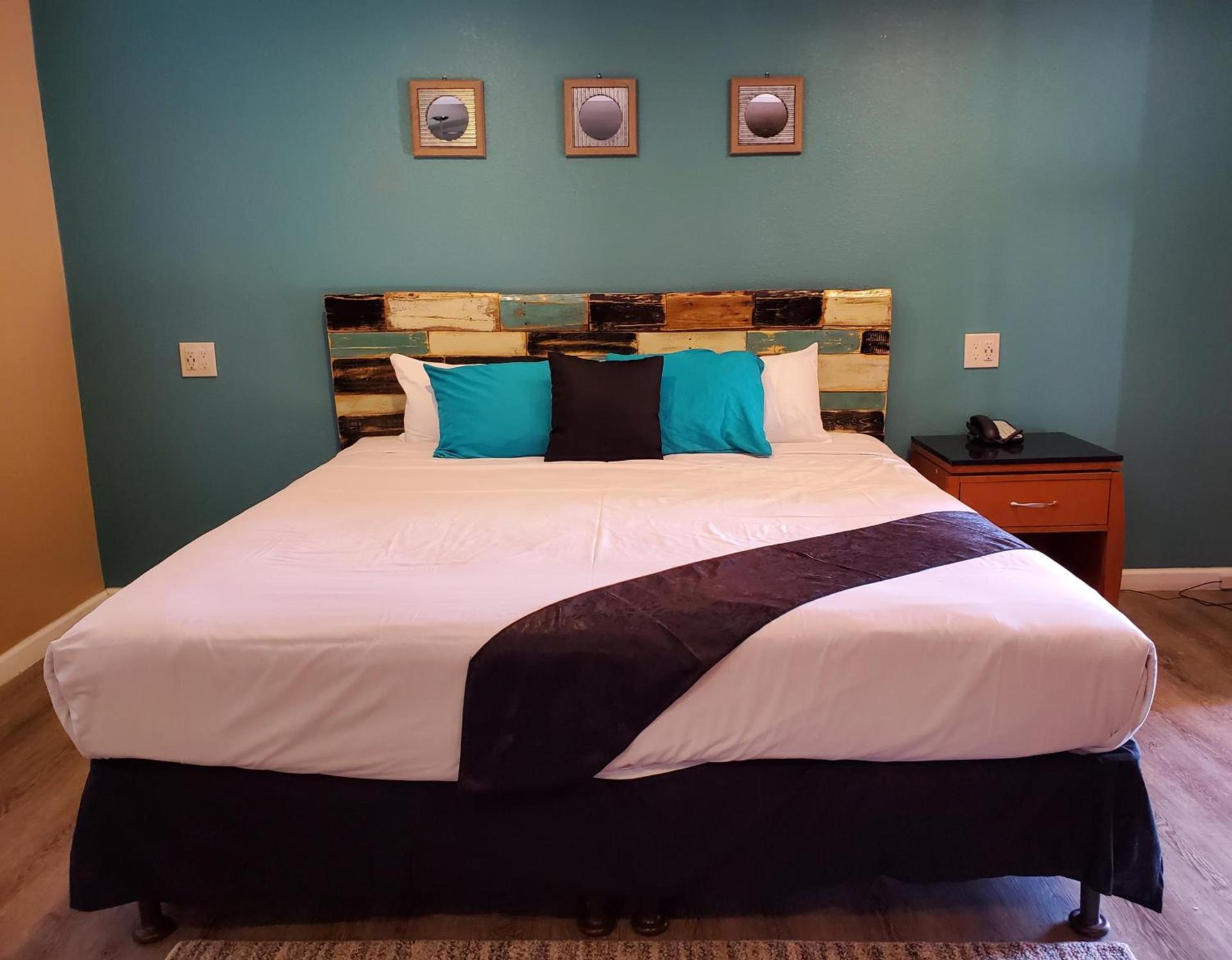 PineCrest Inn & Suites photo 9