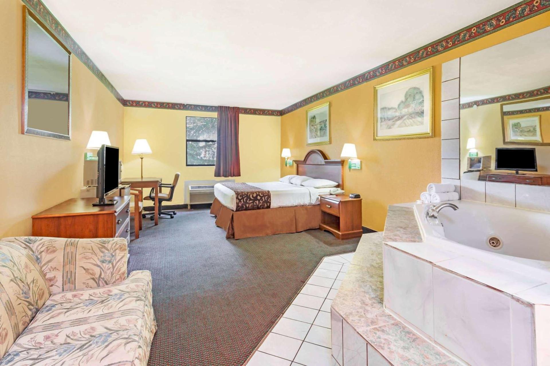 Howard Johnson by Wyndham Lake City photo 17