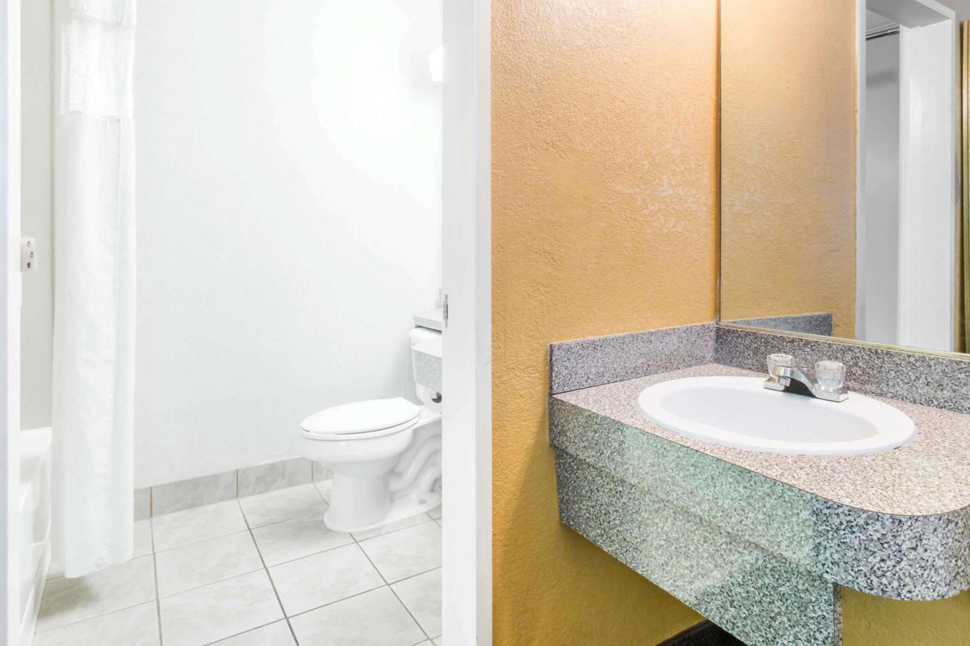 Howard Johnson by Wyndham Lake City photo 11