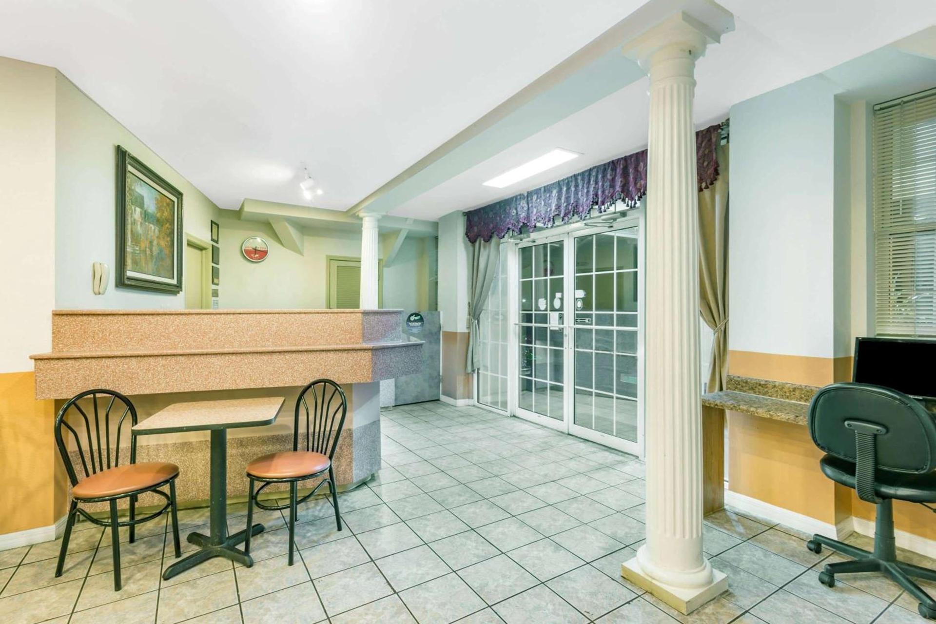 Howard Johnson by Wyndham Lake City photo 2
