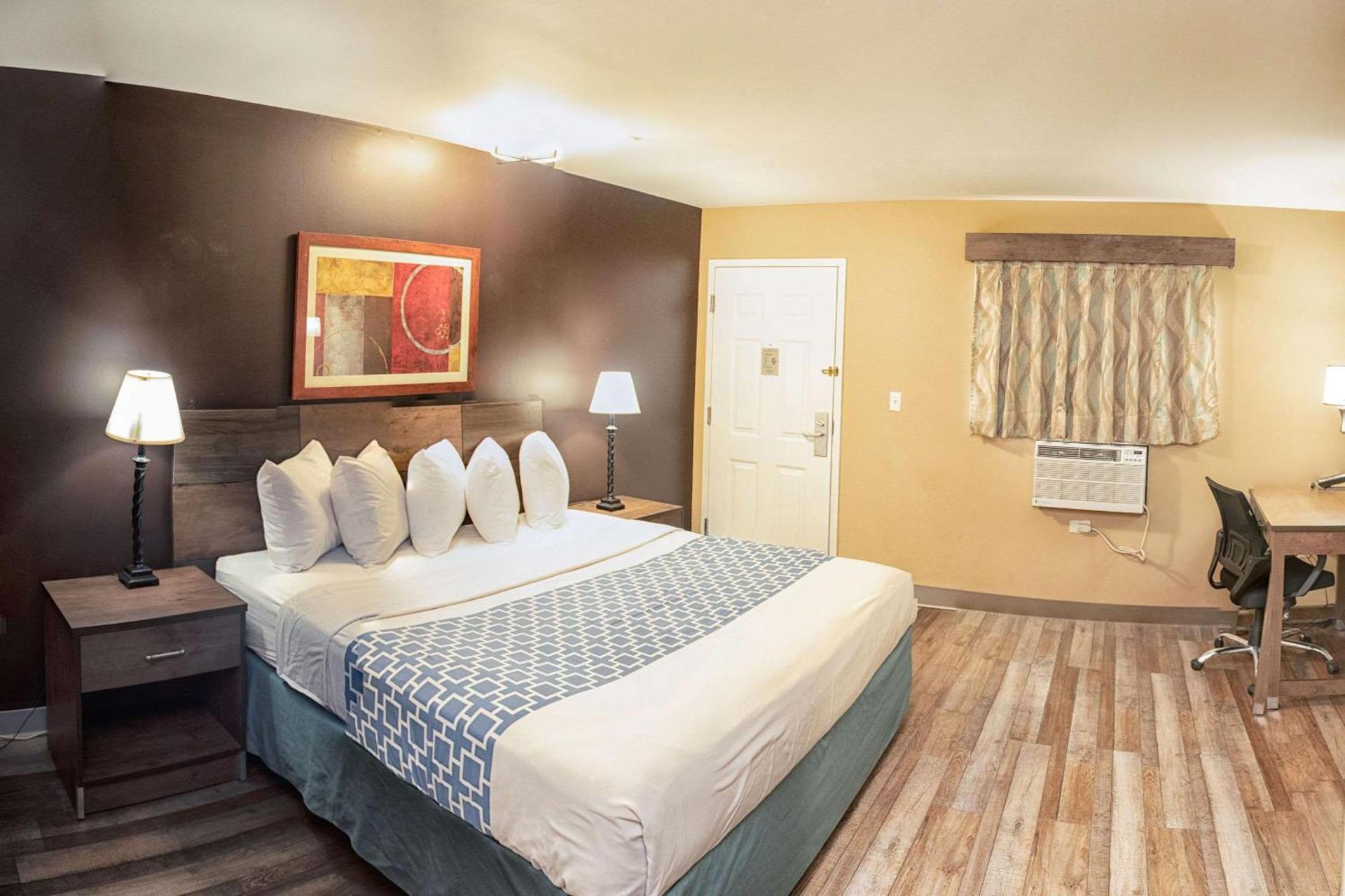 Suburban Studios Charlotte-Ballantyne photo 7