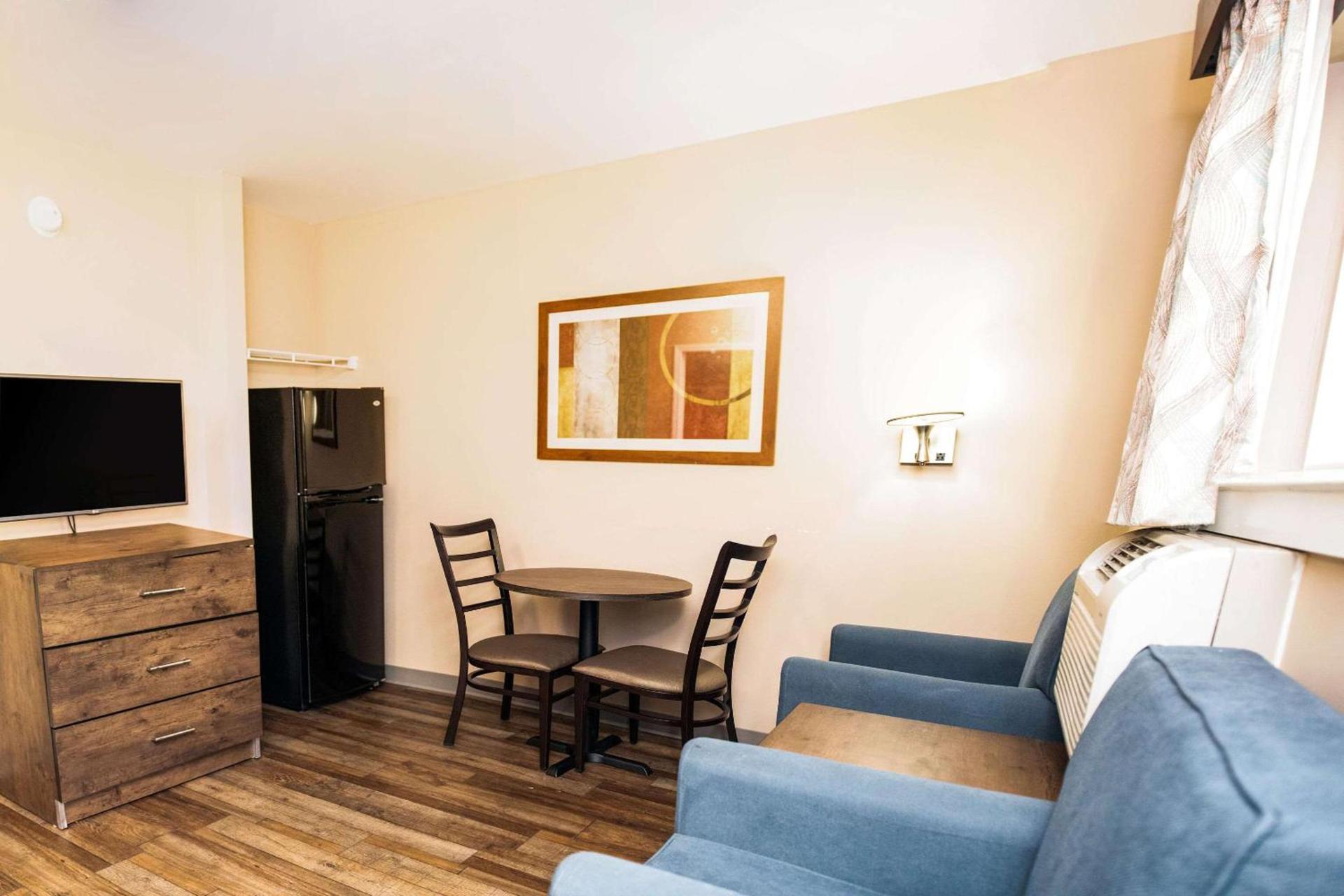 Suburban Studios Charlotte-Ballantyne photo 14