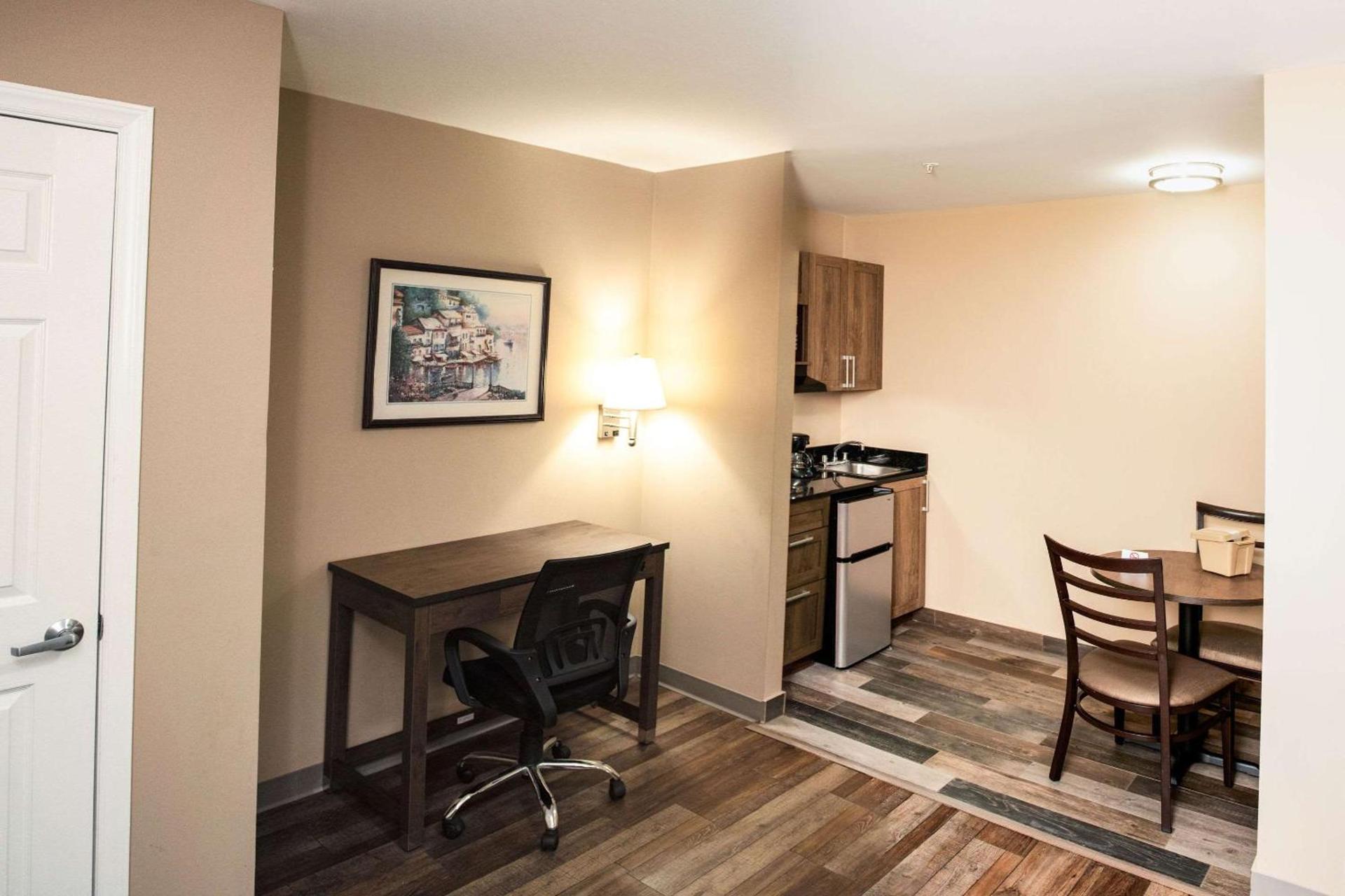 Suburban Studios Charlotte-Ballantyne photo 15
