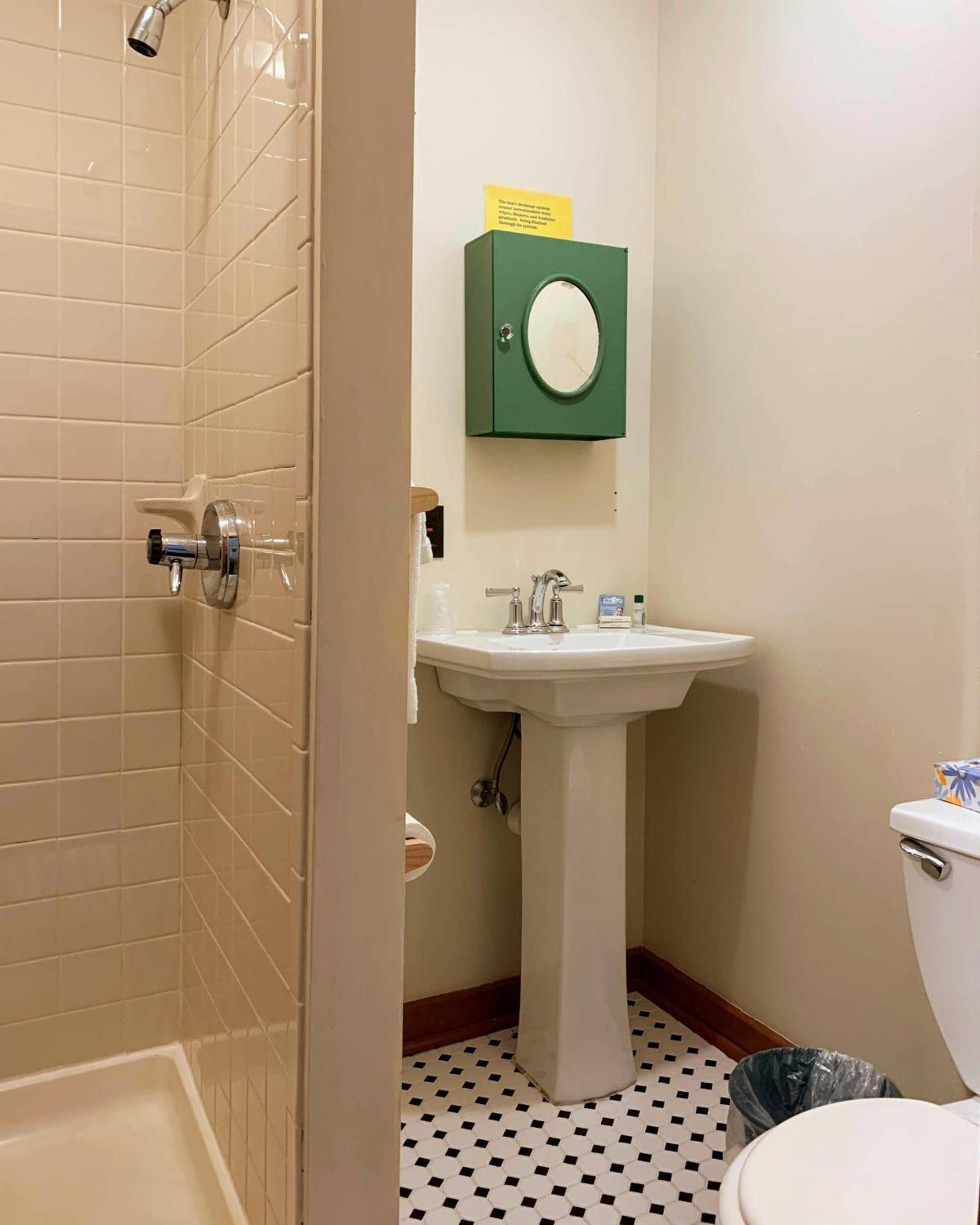 Lakeside Inn photo 12