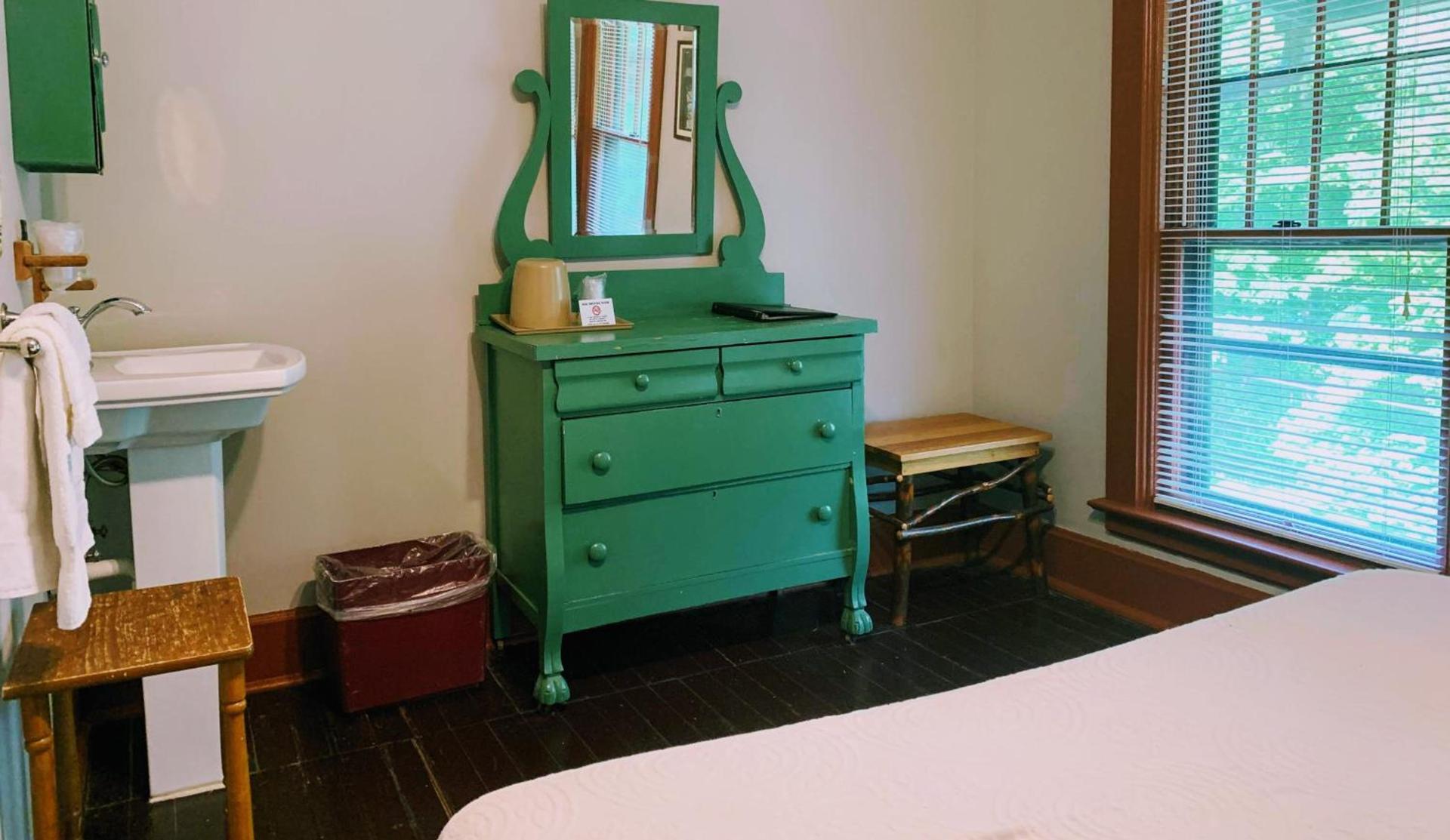 Lakeside Inn photo 35
