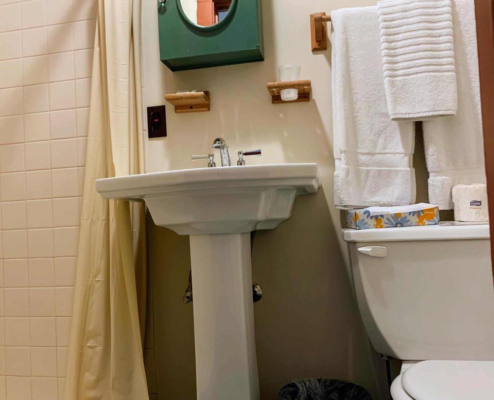 Lakeside Inn photo 18