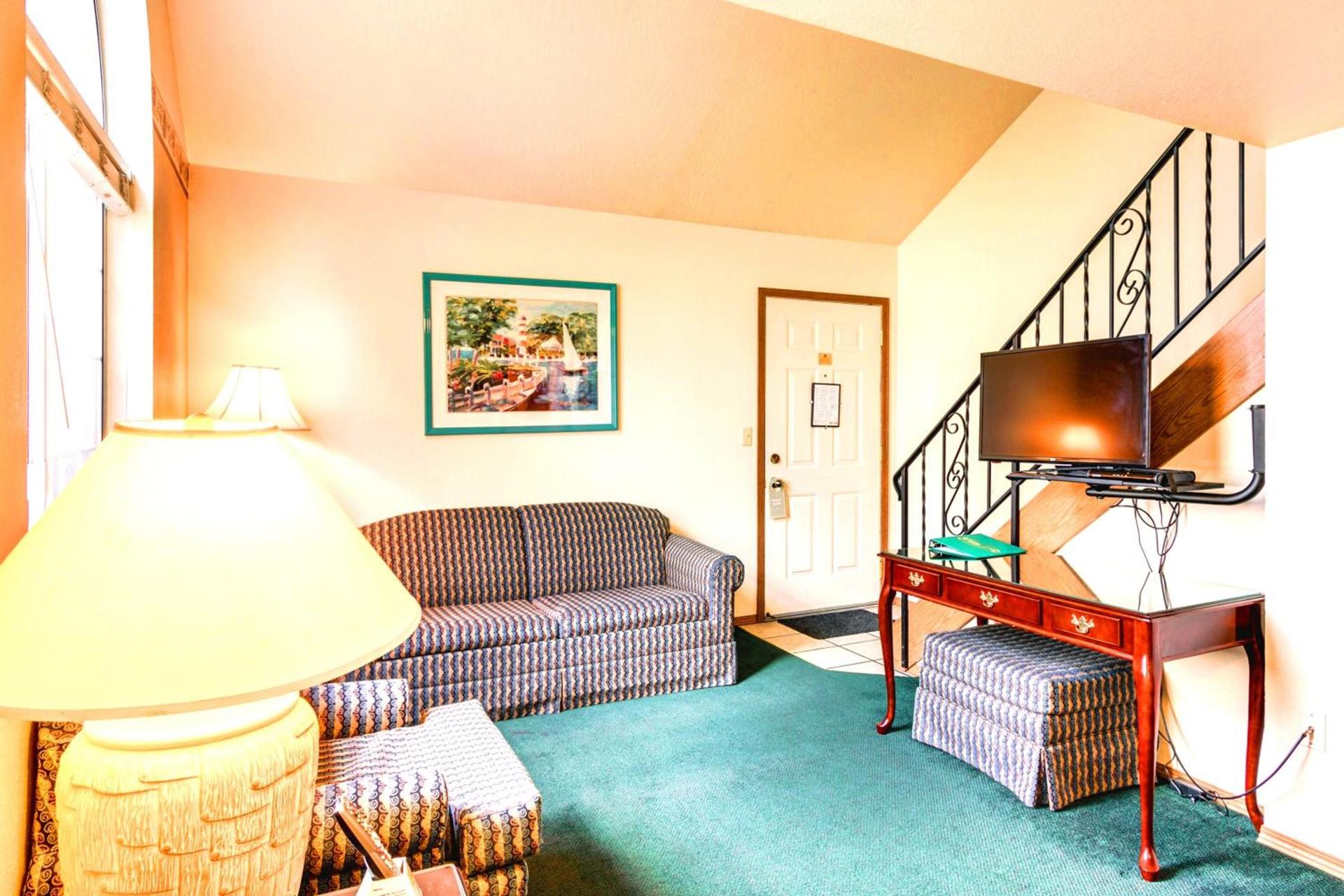 Turning Leaf Townhome Suites photo 9