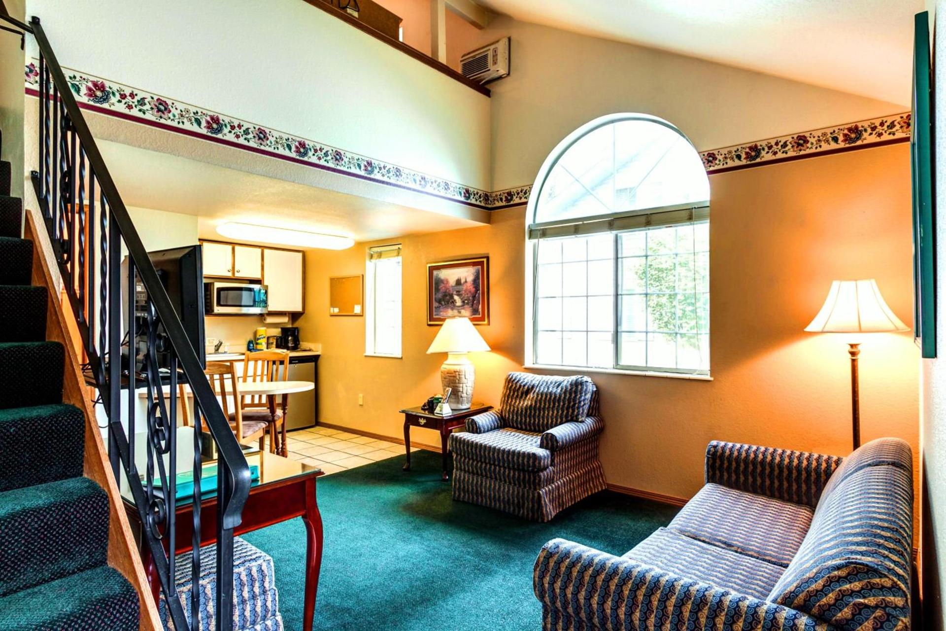 Turning Leaf Townhome Suites photo 12