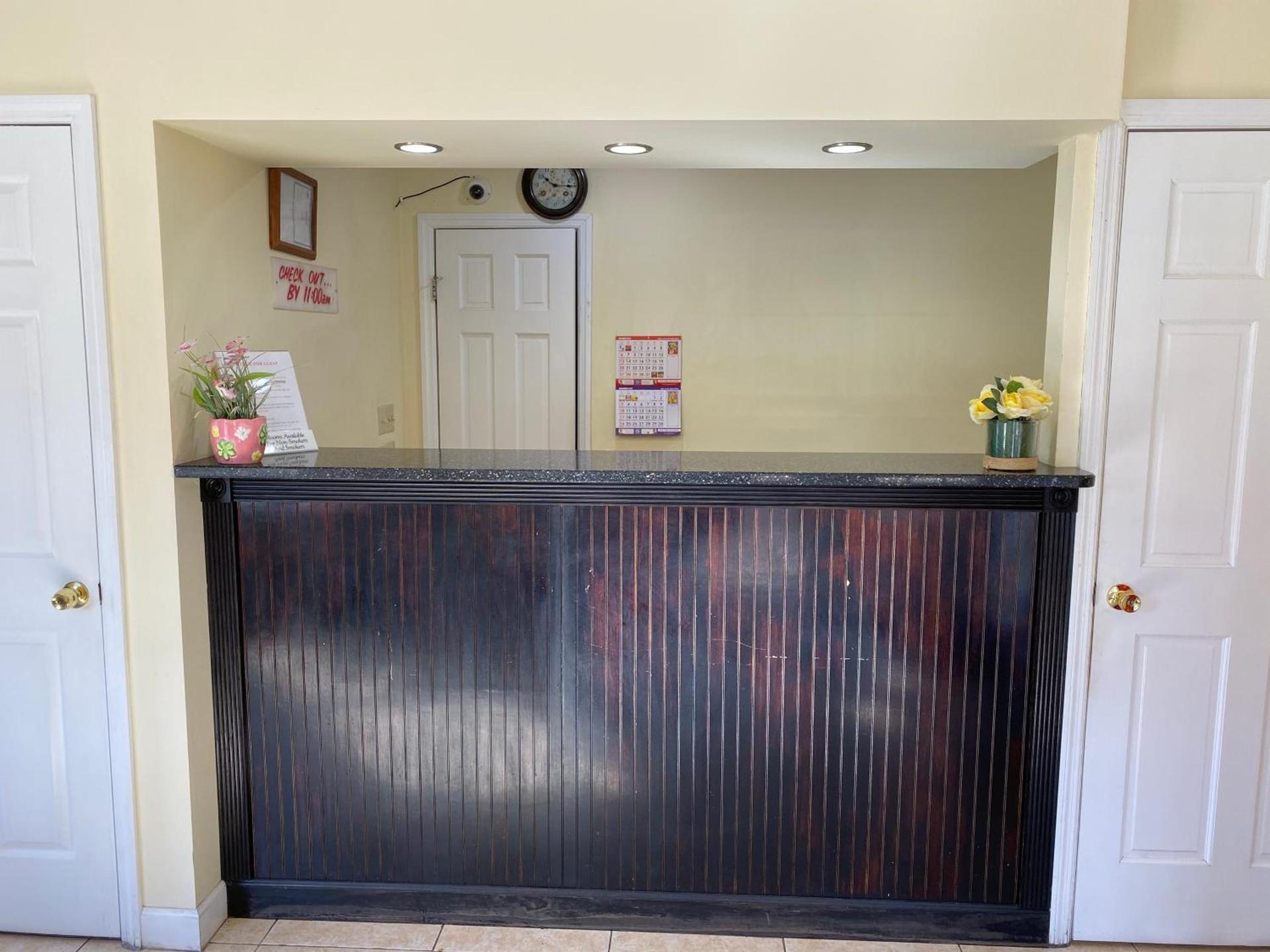 Deluxe Inn photo 1