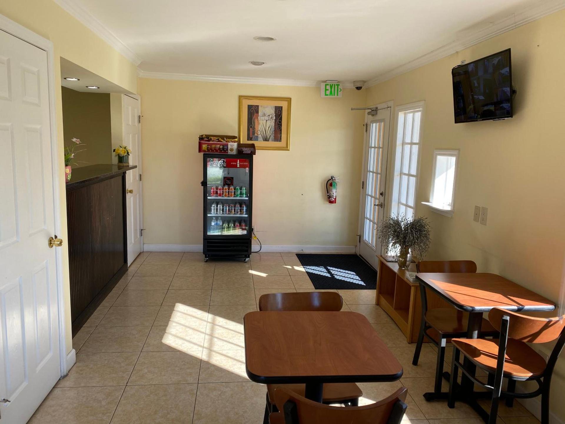 Deluxe Inn photo 8