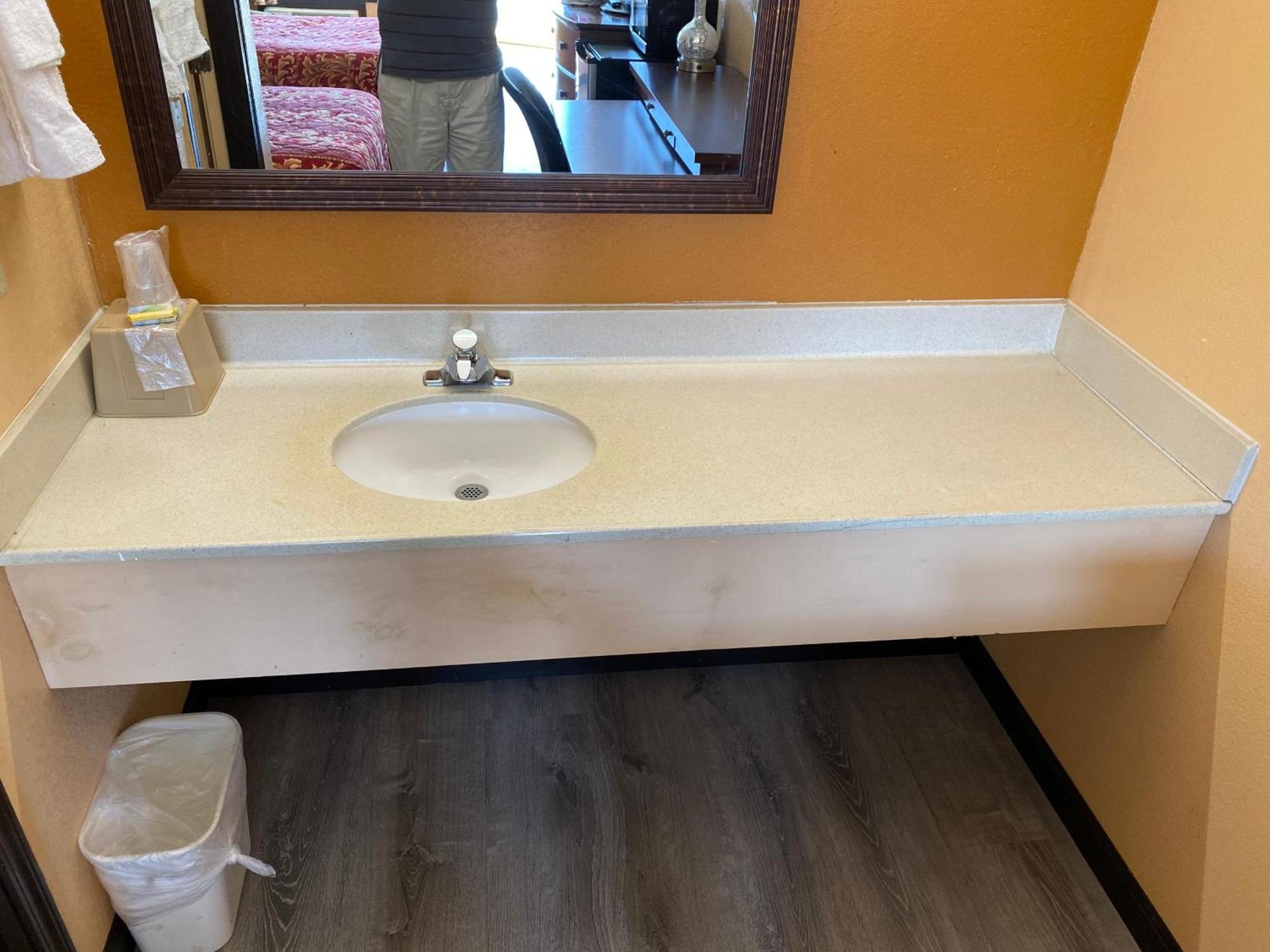 Deluxe Inn photo 10