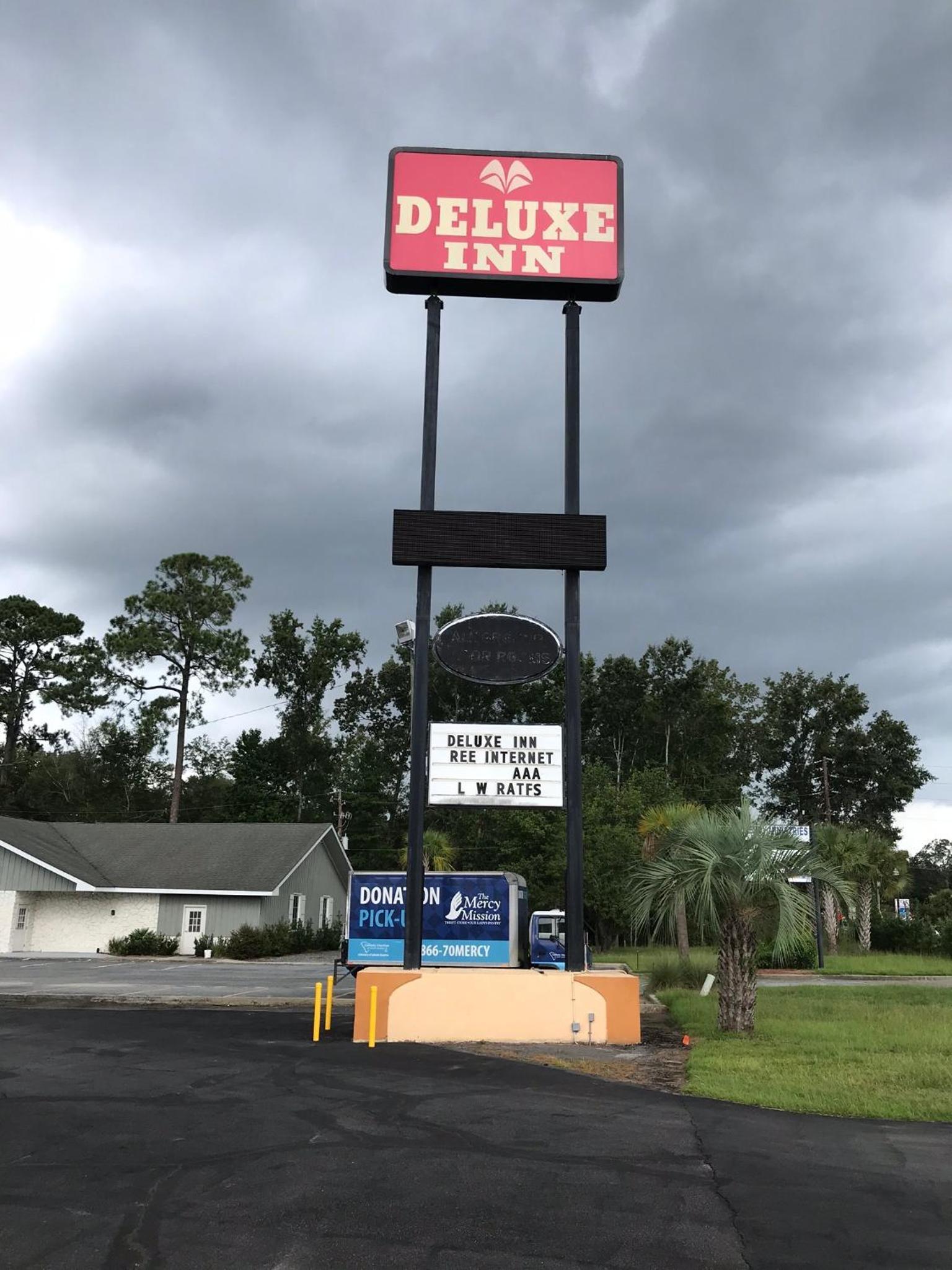 Deluxe Inn photo 15