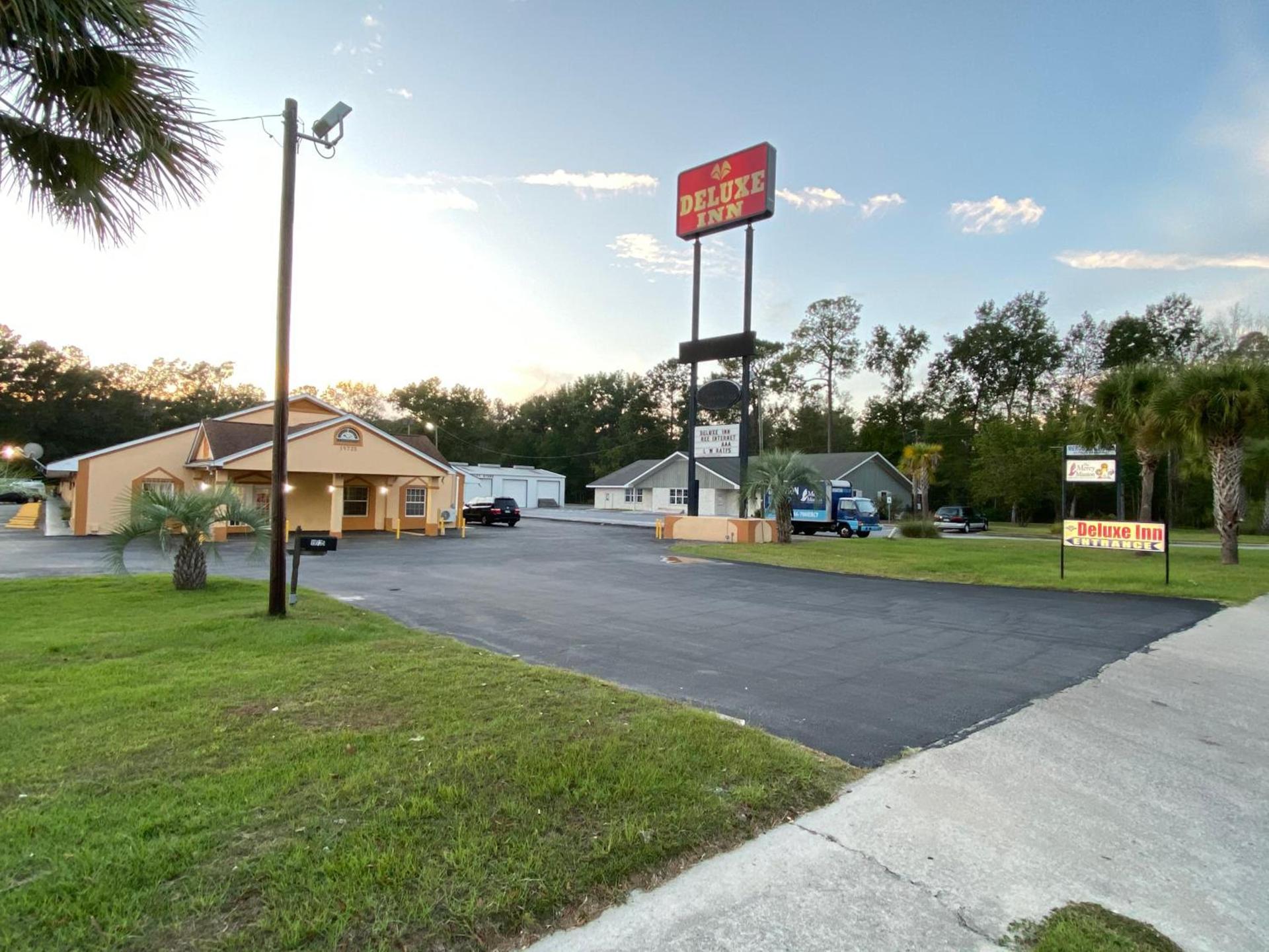 Deluxe Inn photo 14