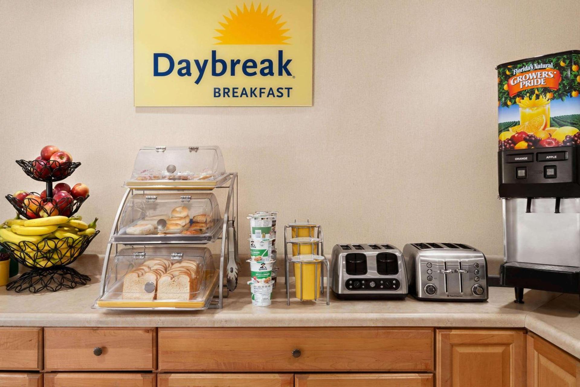 Days Inn by Wyndham Auburn/Finger Lakes Region photo 41