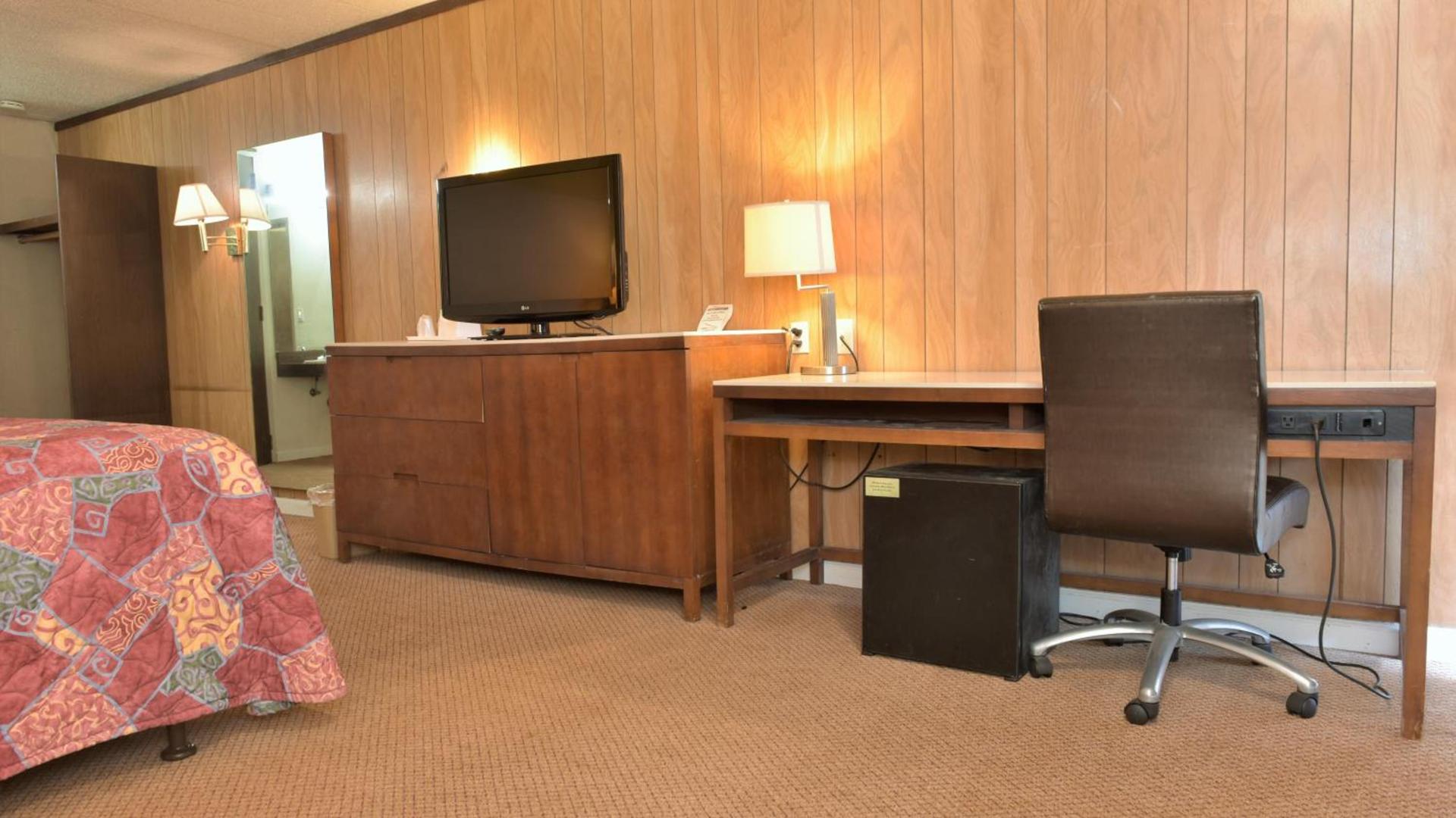 Red Carpet Inn photo 15