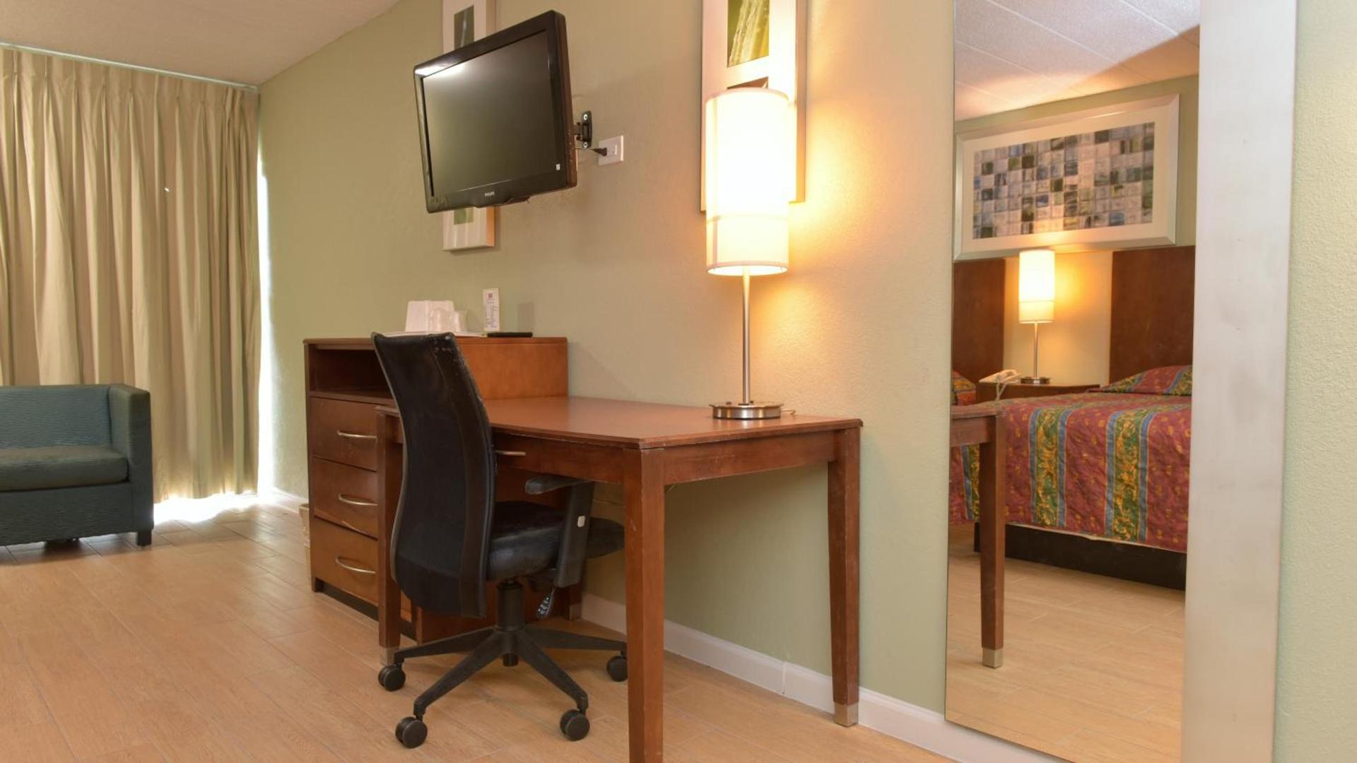 Red Carpet Inn photo 5