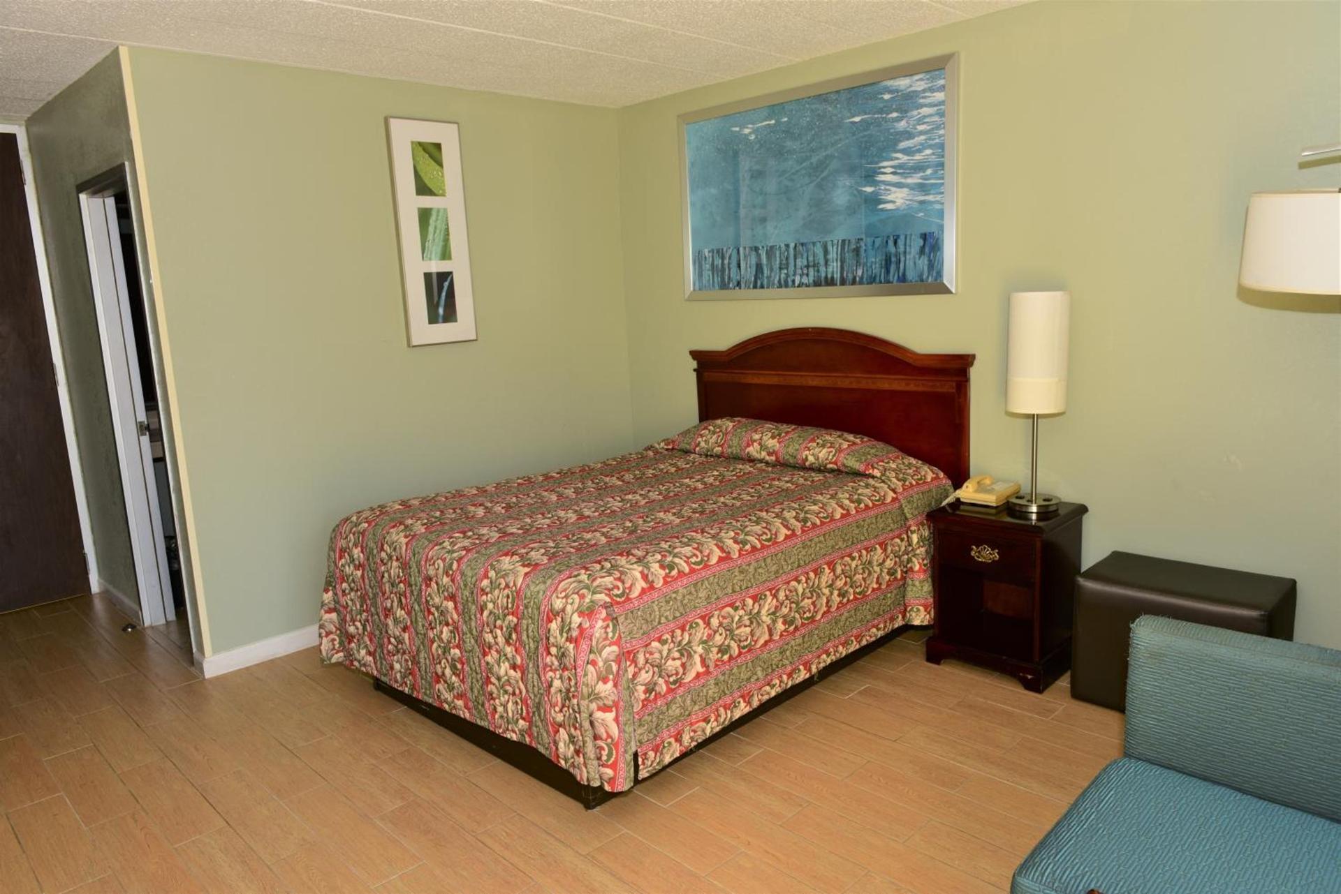 Red Carpet Inn photo 11