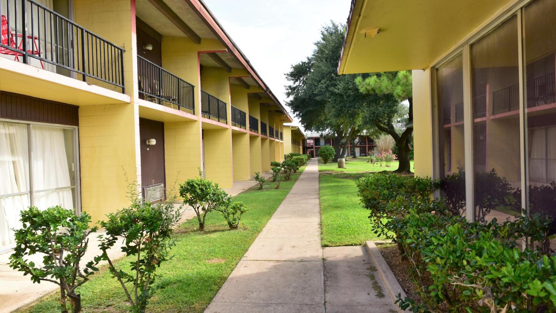 Red Carpet Inn photo 1