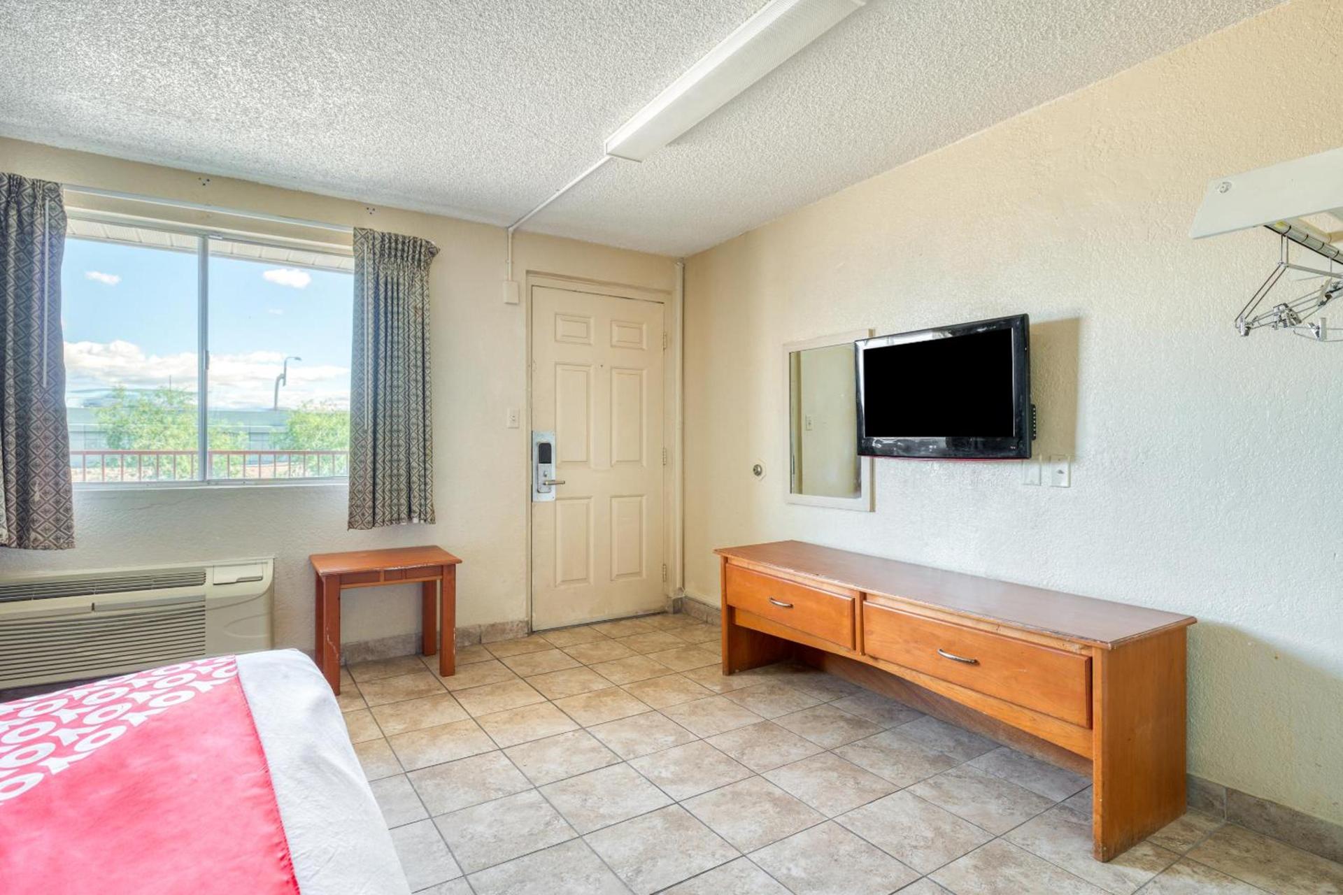 OYO Hotel Tucson Downtown photo 14