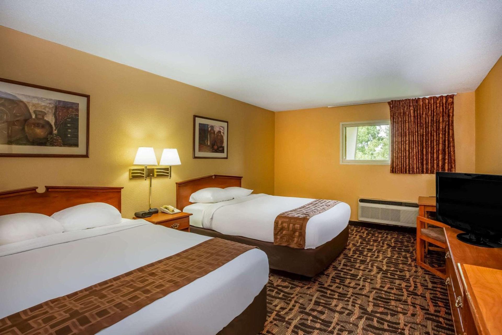 Super 8 by Wyndham Lawrence KU photo 14
