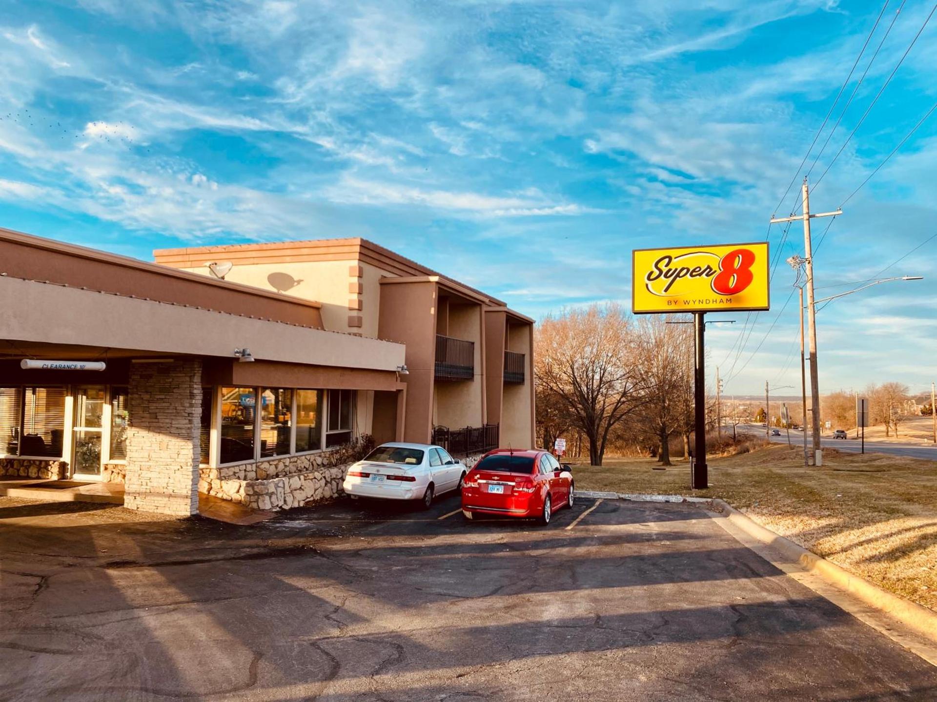 Super 8 by Wyndham Lawrence KU photo 30