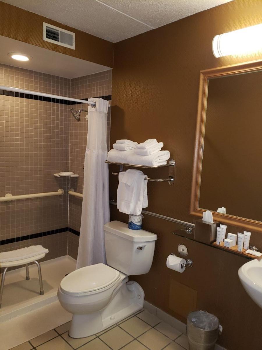 Radisson Hotel Milwaukee West photo 18