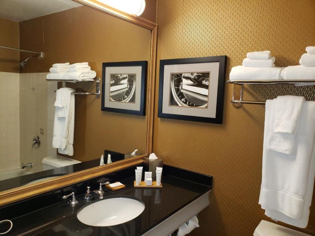 Radisson Hotel Milwaukee West photo 20